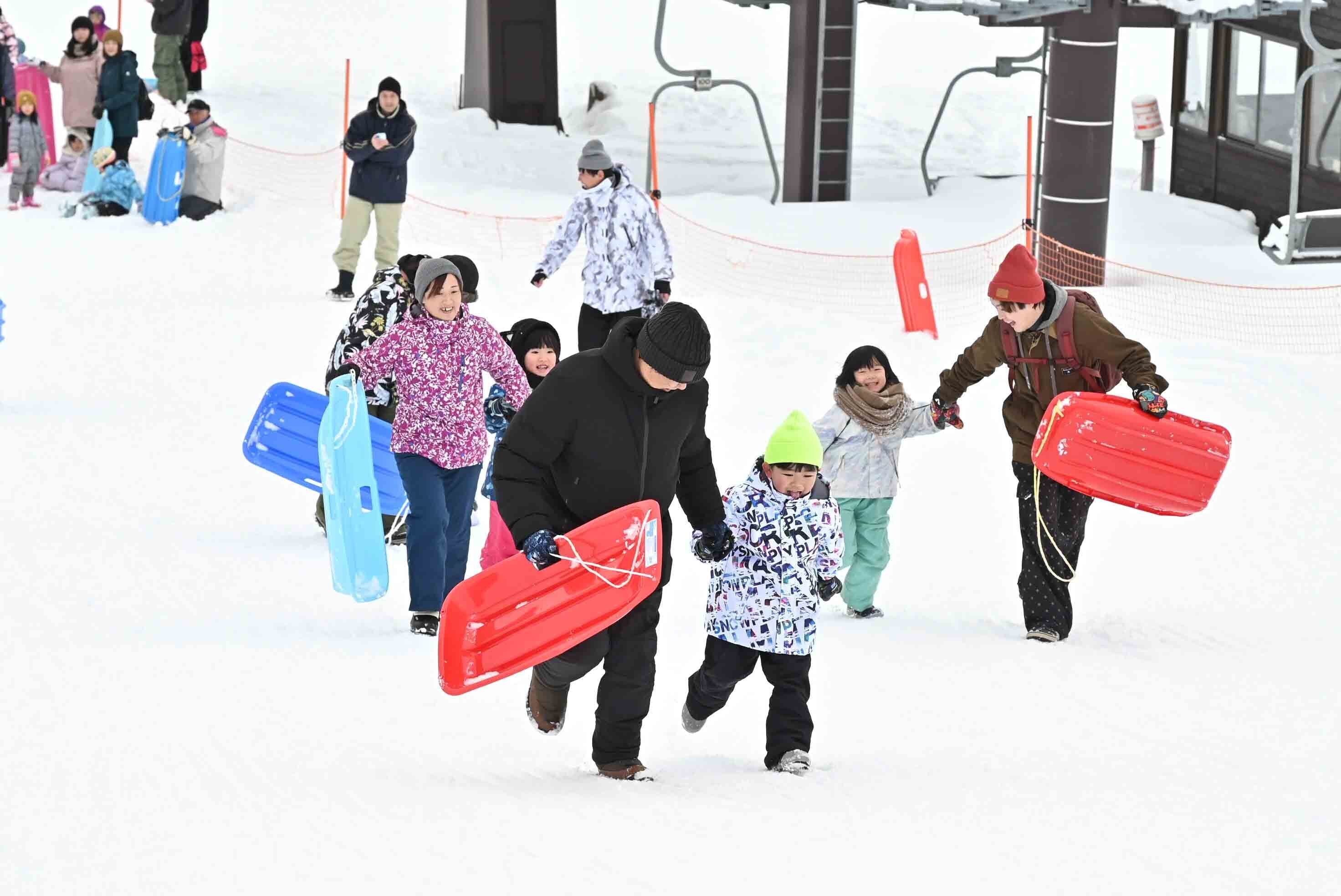親子で雪遊びを楽しむ｜磐梯町立磐梯幼稚園