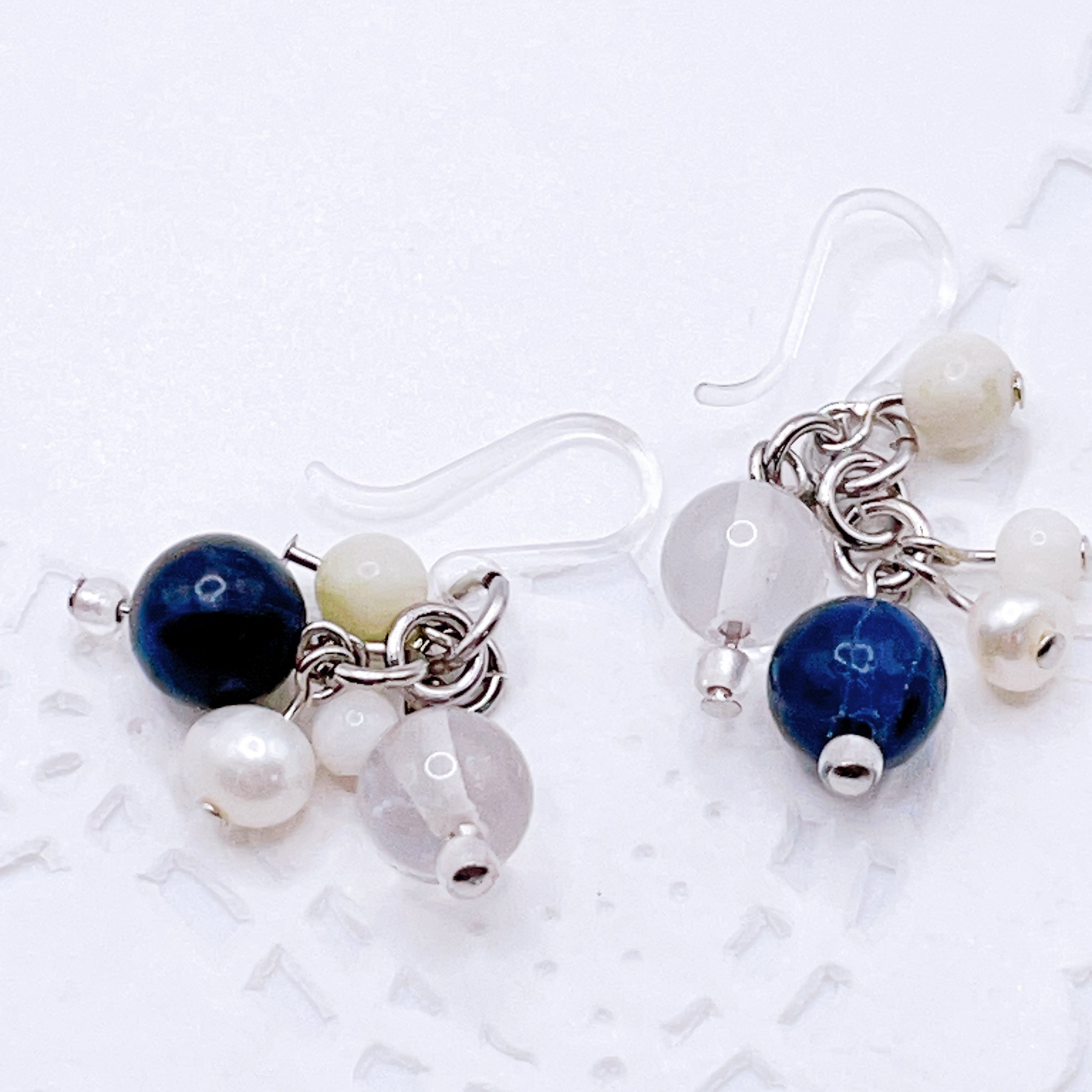 ソーダライトと淡水パールのピアス。濃紺と白がつくる静かな