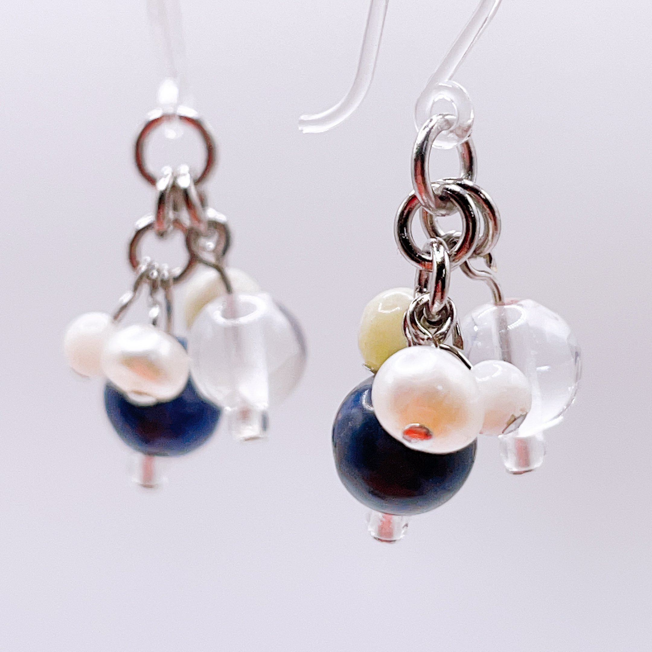 ソーダライトと淡水パールのピアス。濃紺と白がつくる静かな