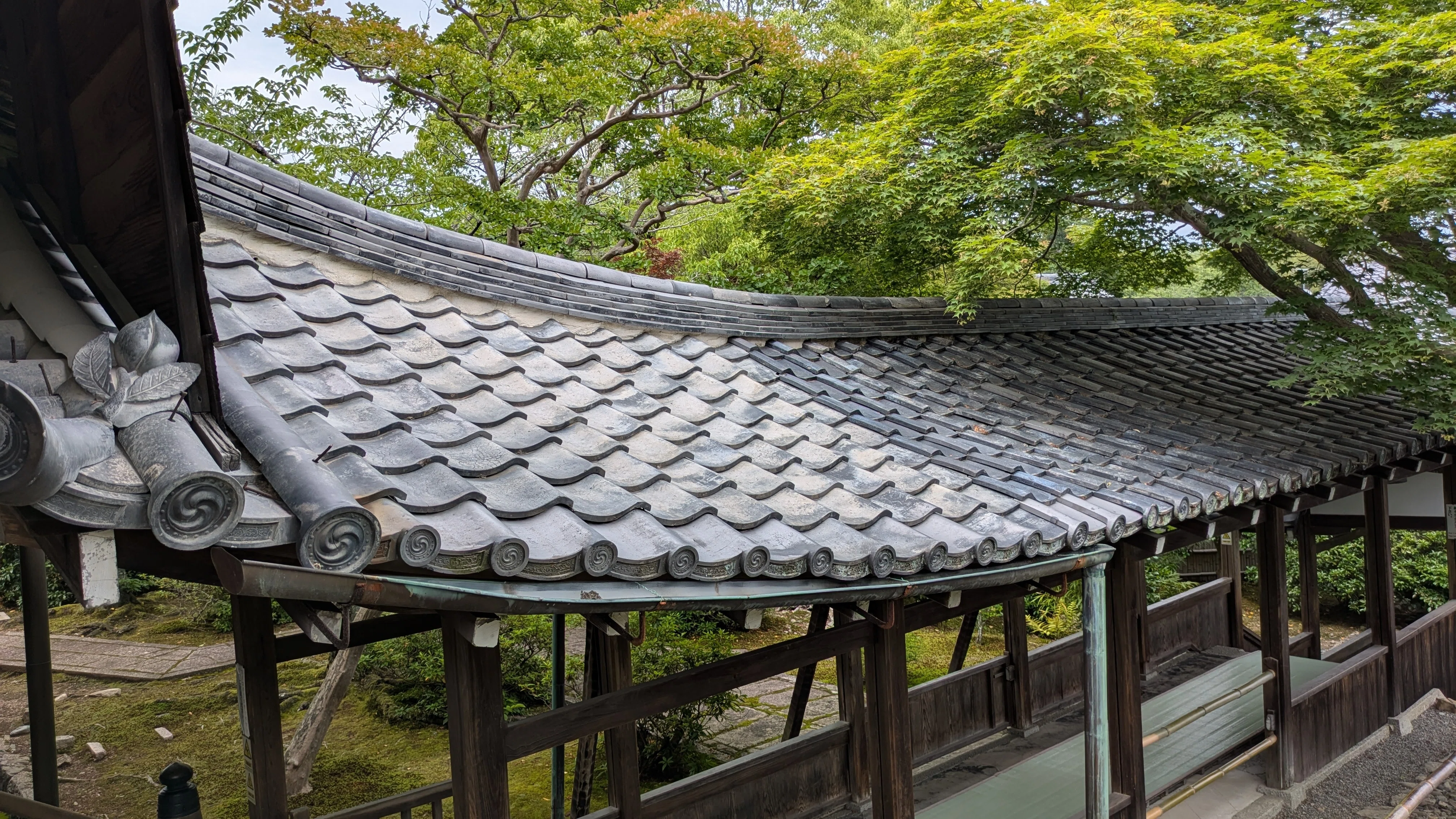 歴史】左桟瓦という地域文化―起源・技術・風土の交差点｜折々の記
