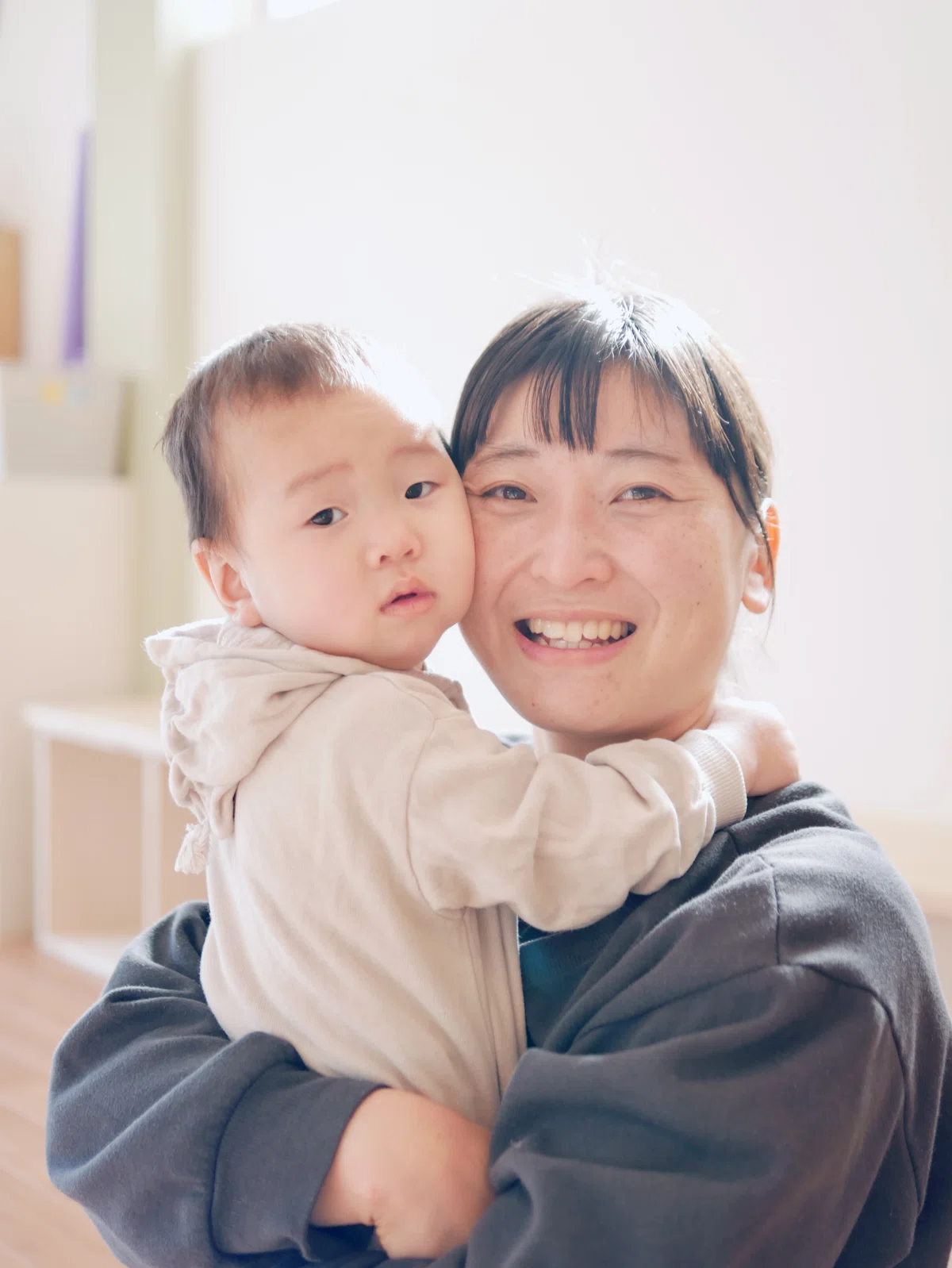 赤ちゃんとママが抱っこして写っている
