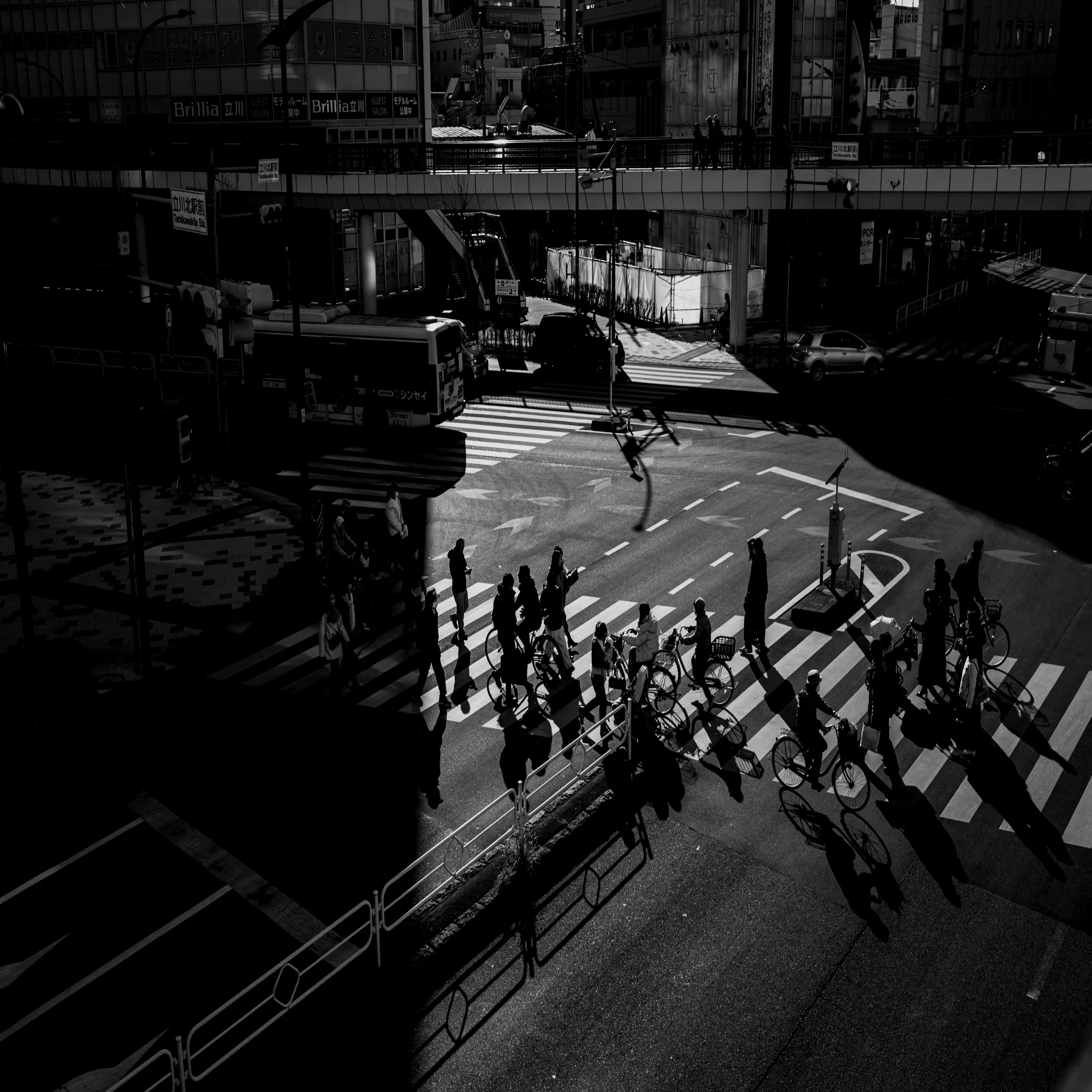 Casual scene. | 横断歩道 | LeicaQ3｜Noki