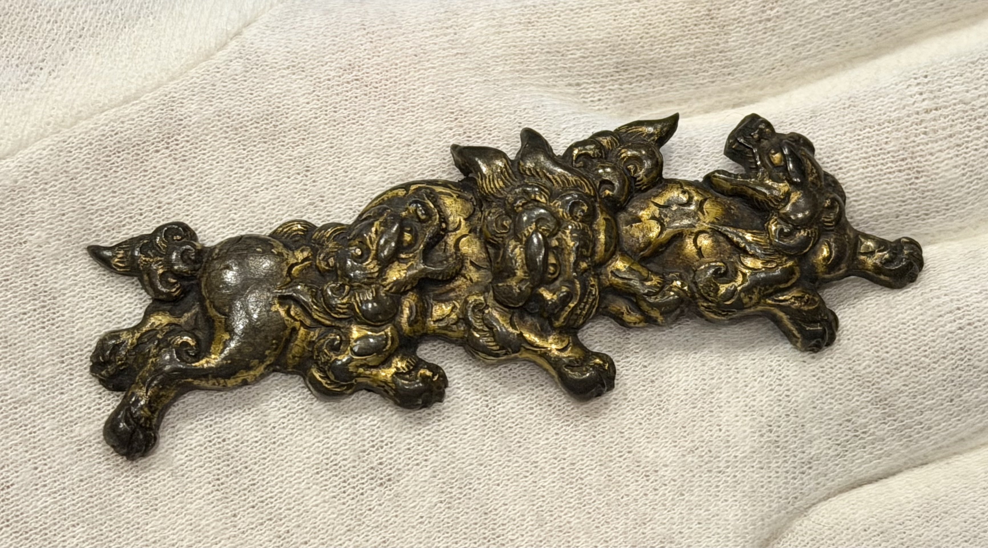 埋忠就一② 三匹獅子目貫 銘の比較と就一の活動時期について｜刀箱師の