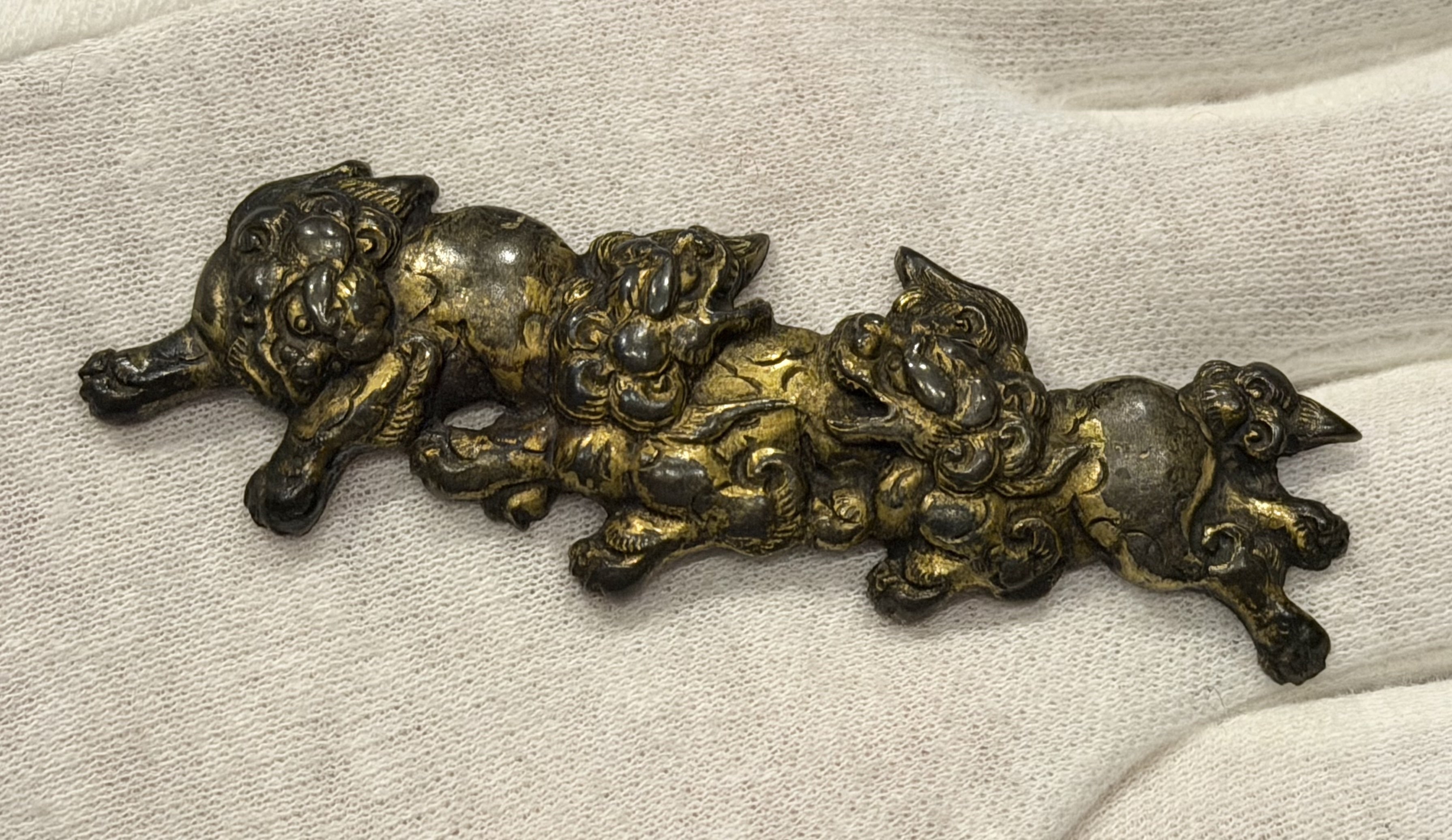 埋忠就一② 三匹獅子目貫 銘の比較と就一の活動時期について｜刀箱師の