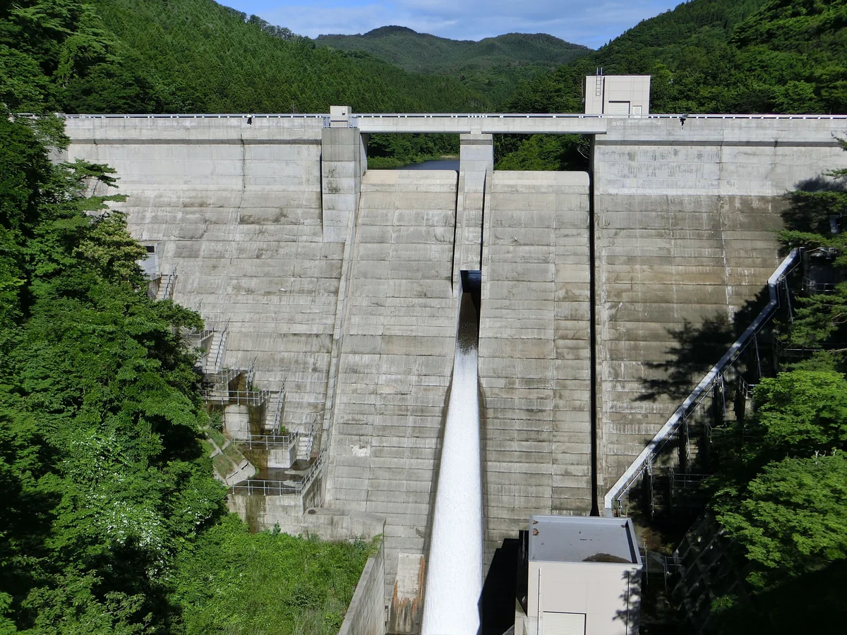 払川ダム 下流側 堤体全体を正面から撮影