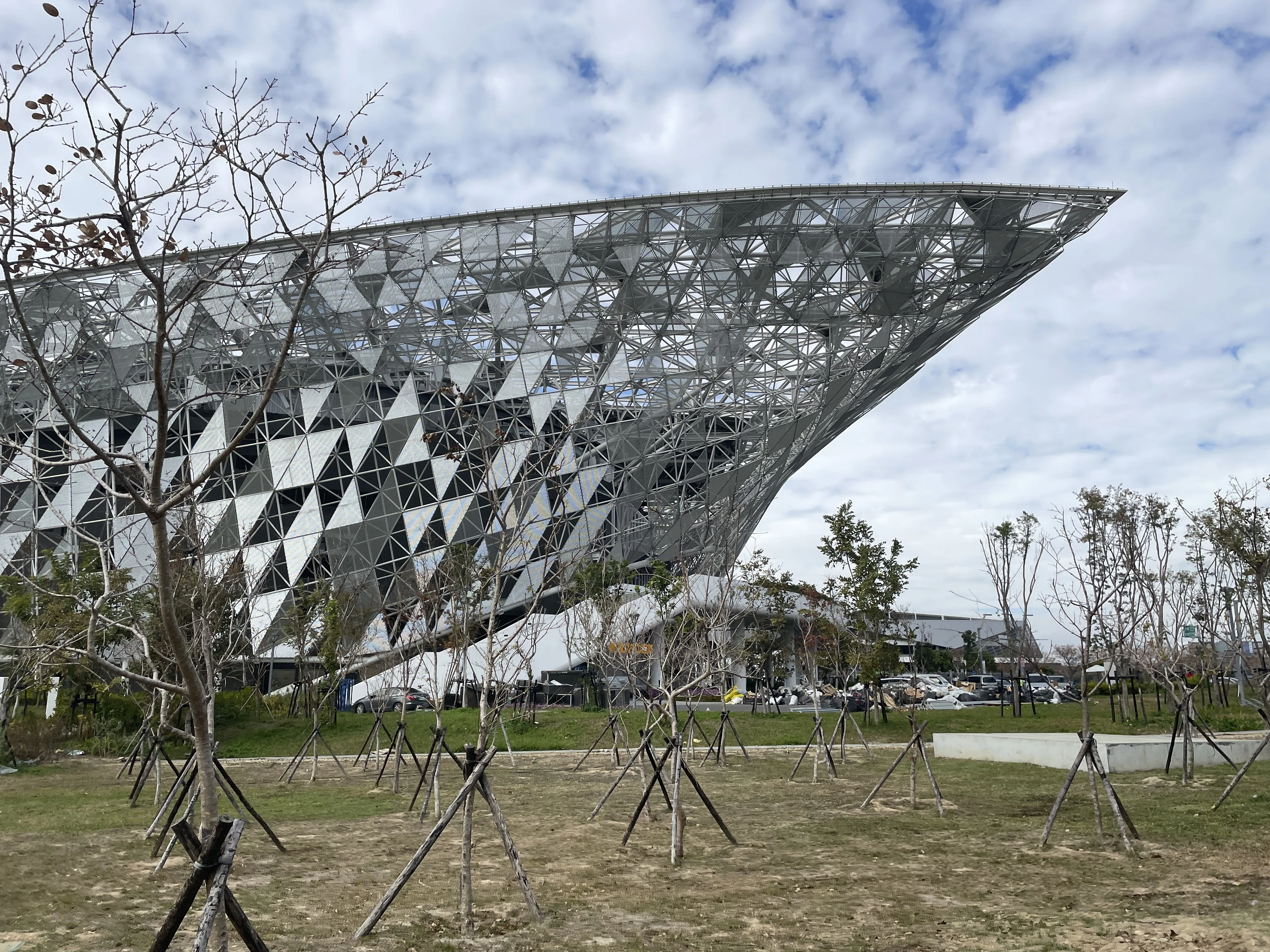「台湾の建物群」/ 油彩、キャンバス / H 64.５×W 53.0 台湾の面白い建物】台中國際會展中心｜島 裕之 Hiroyuki Shima