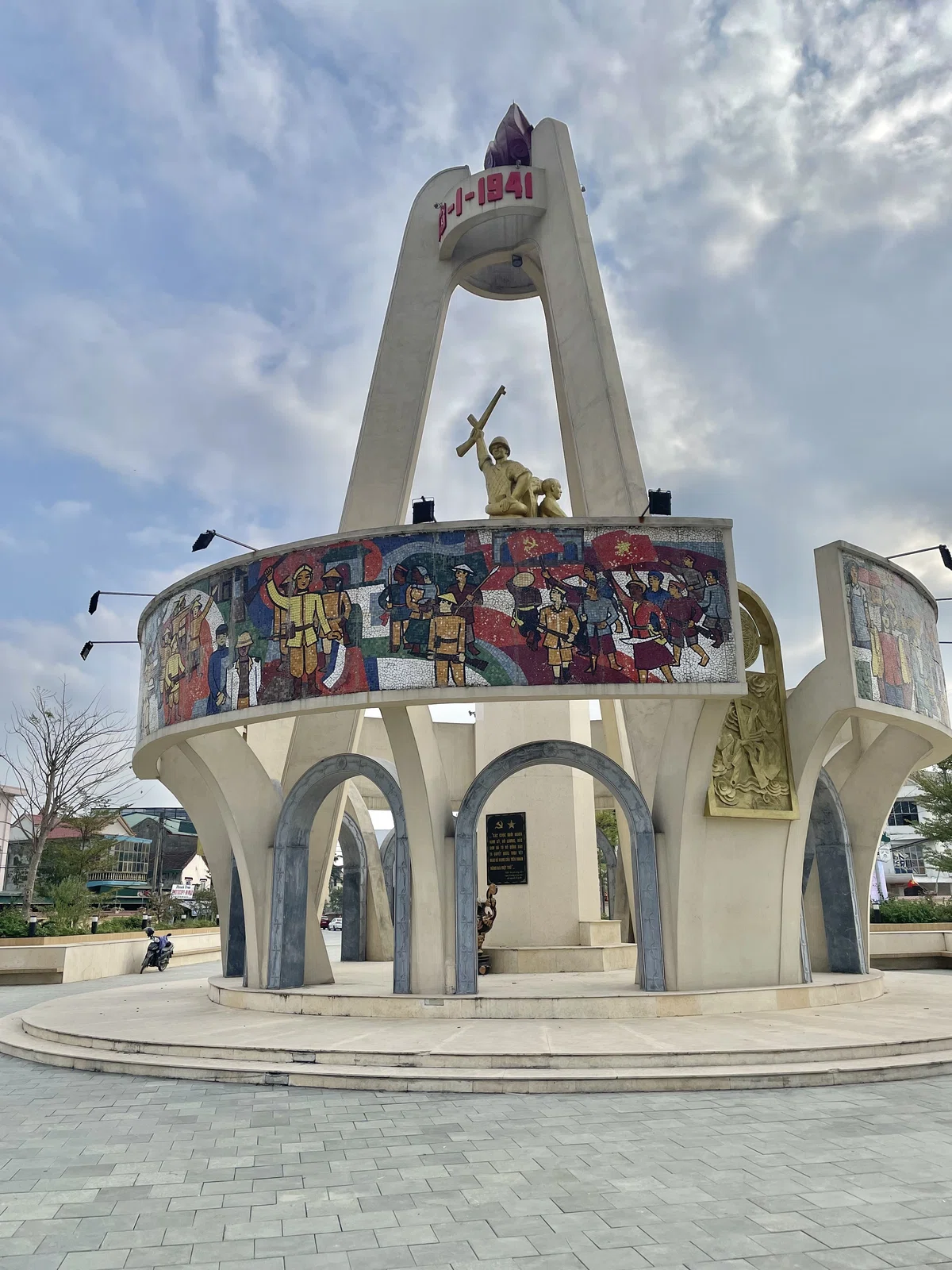 ドールオン兵変記念碑(Tượng đài Binh Biến Đô Lương)