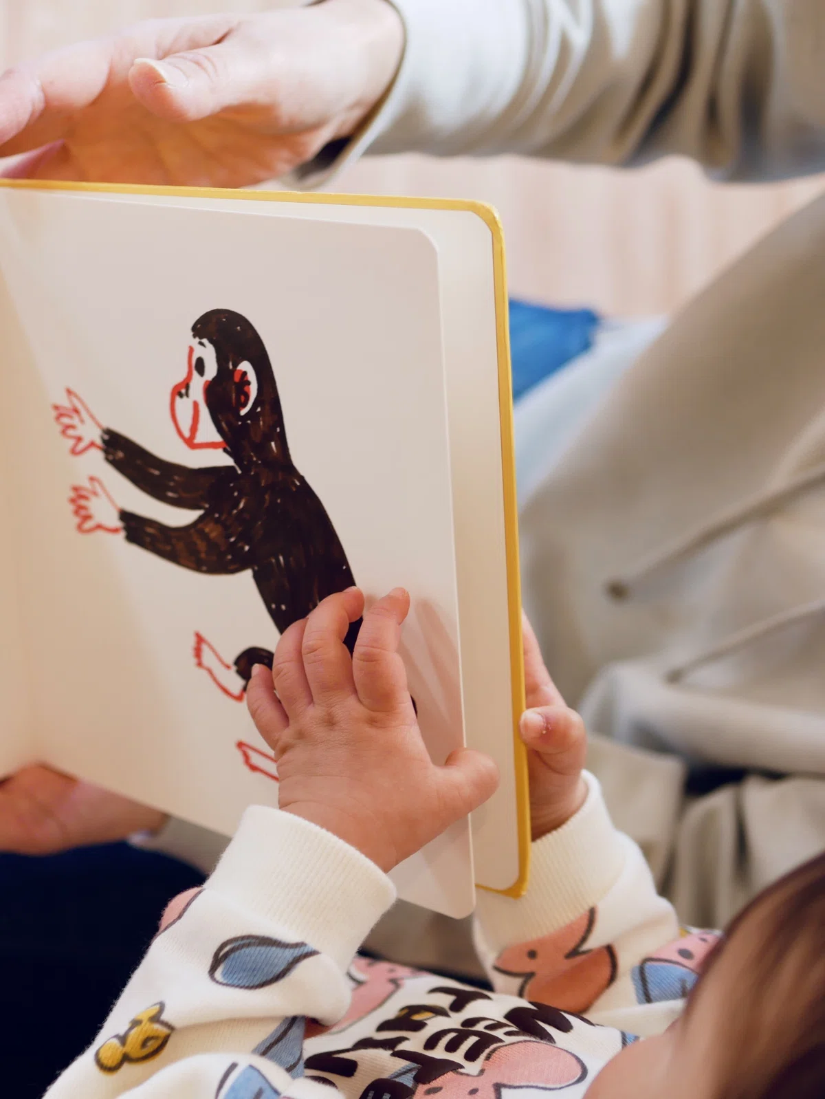 絵本のページをめくる1歳の女の子