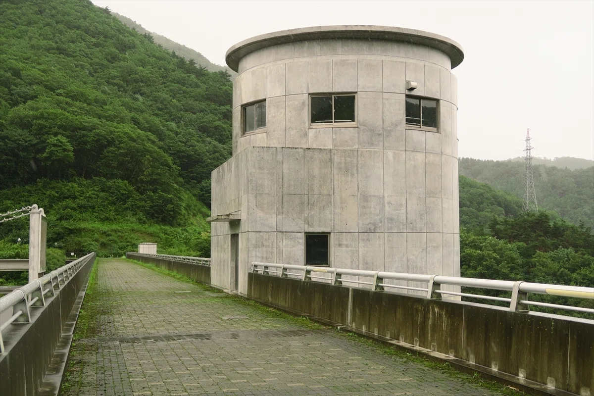 鷹生ダム 操作塔 円筒形構造の外観