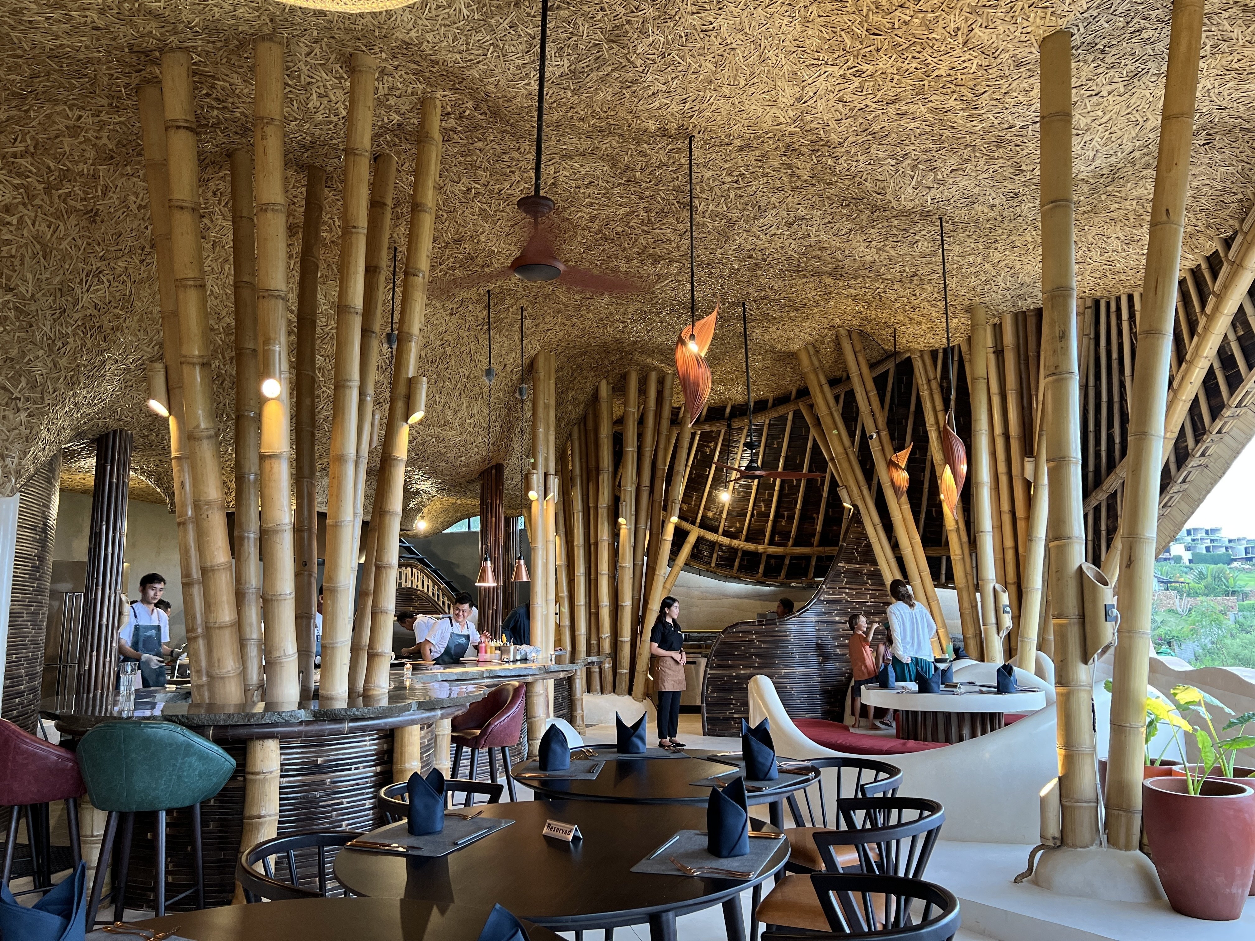 インドネシア・ロンボク島で見たバンブー建築🎋竹ってこんなに曲がるの