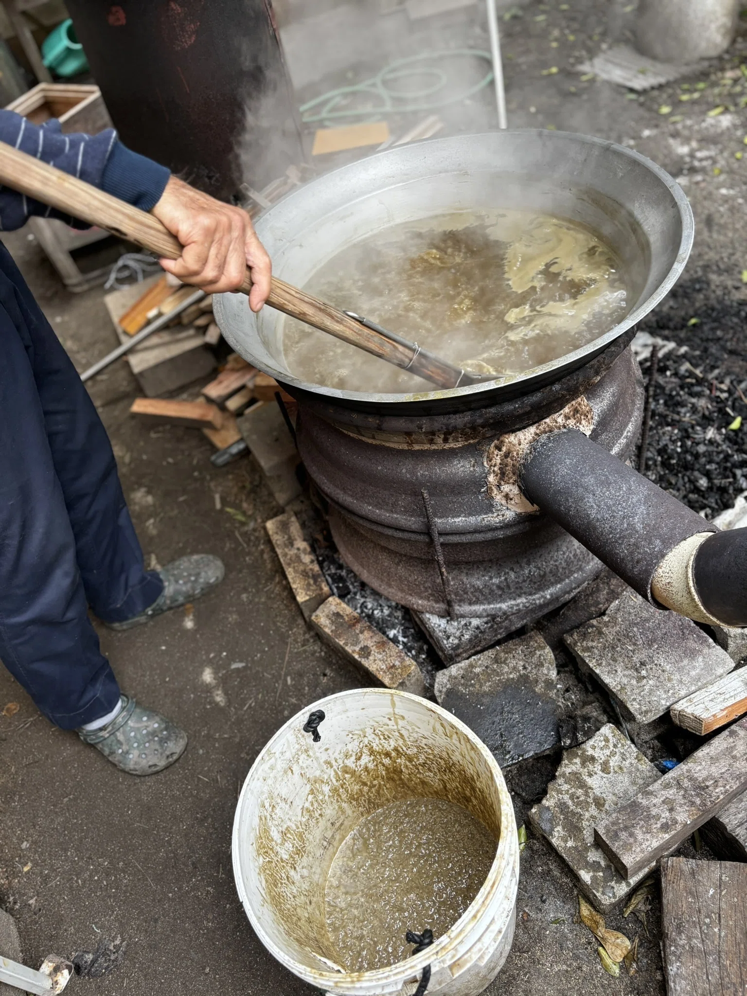 黒糖づくりは、ひたすら混ぜる｜山川さら