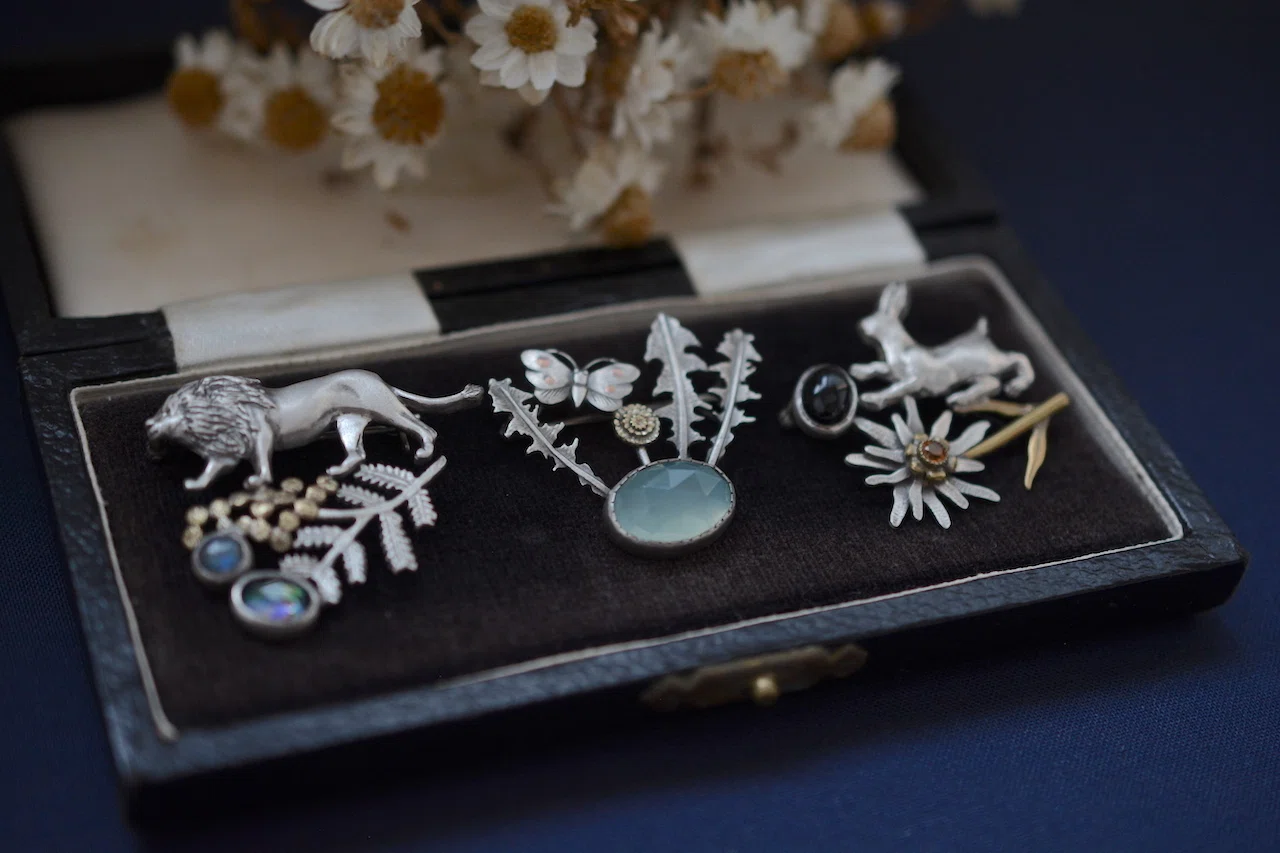 ちゃちゃ　初雪ポッケ　鳥と花ブローチ Lots of brooches, too!｜初雪・ポッケ