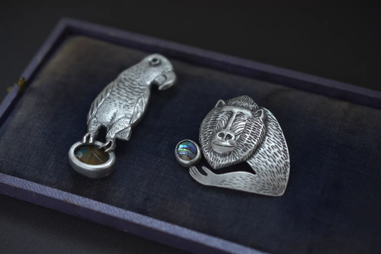 Lots of brooches, too!｜初雪・ポッケ