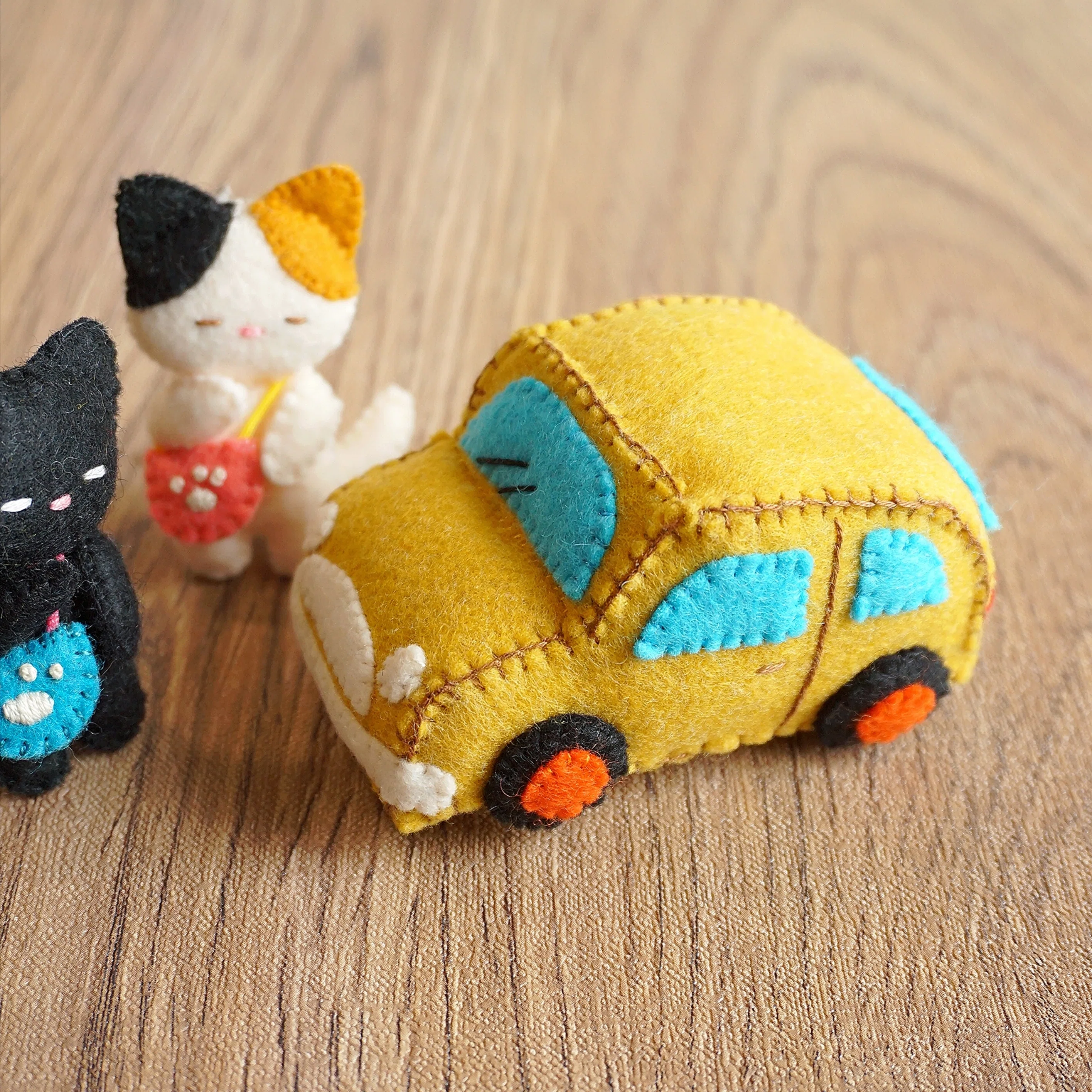 2mm厚フェルトで作るレトロな車｜みにもふ[minimofuu toy/mimiminini