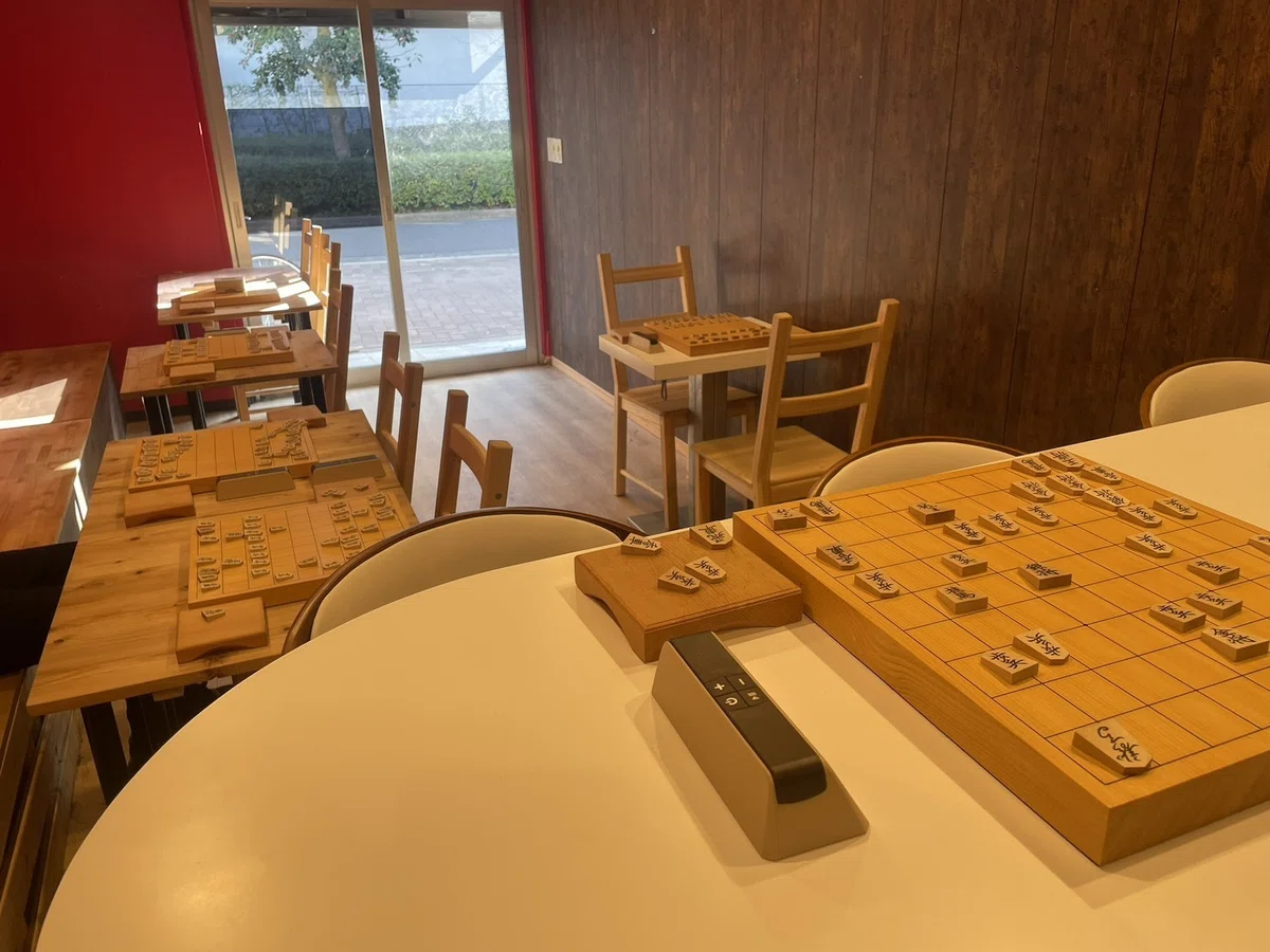 店内のテーブルに置かれた将棋盤