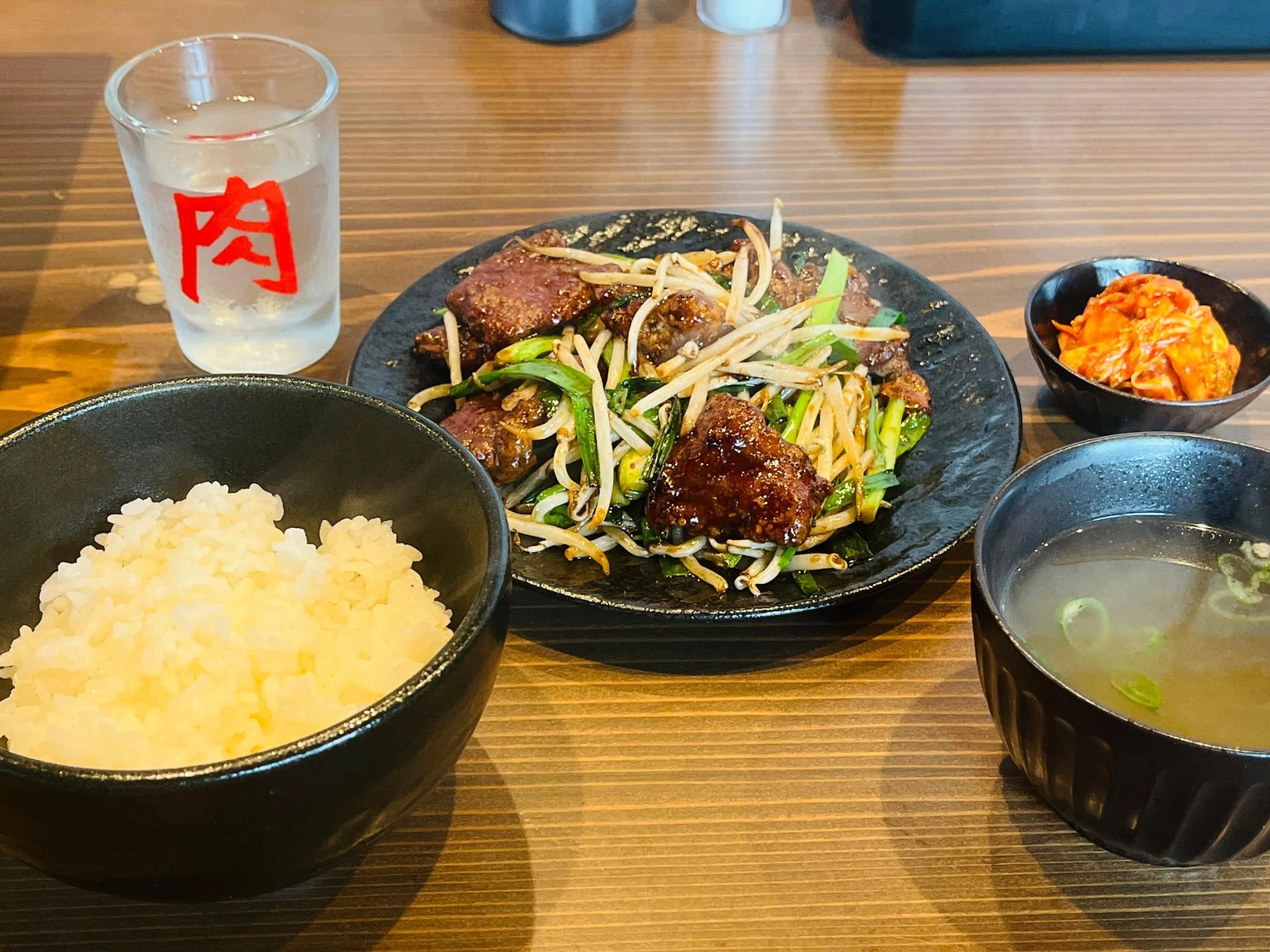 秋田県横手市】限定のレバニラ定食に惚れた！横手駅前『ほるもん