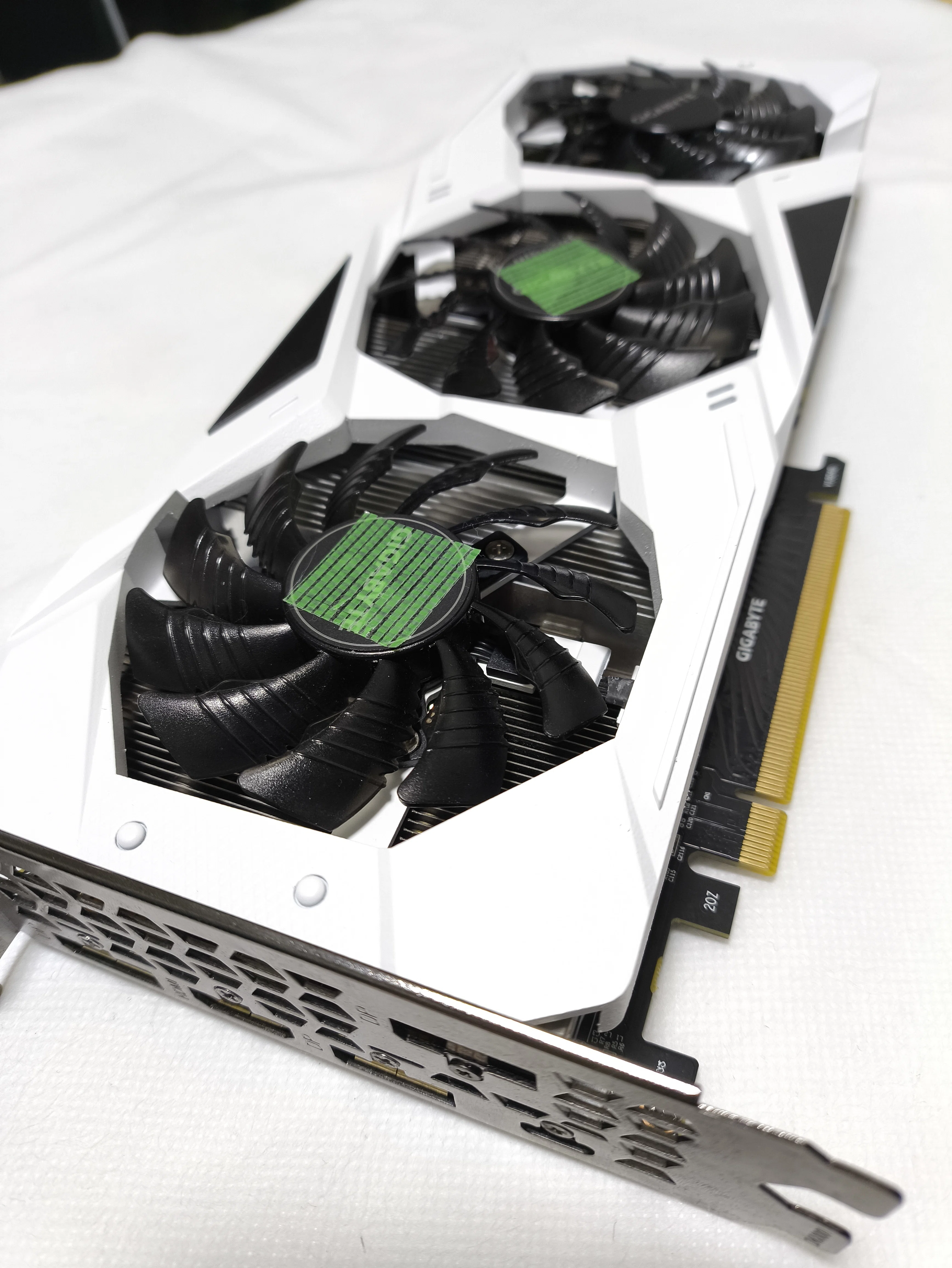 Rtx 2070 super グラボ白塗装 グラフィックボード・グラボ・ビデオ