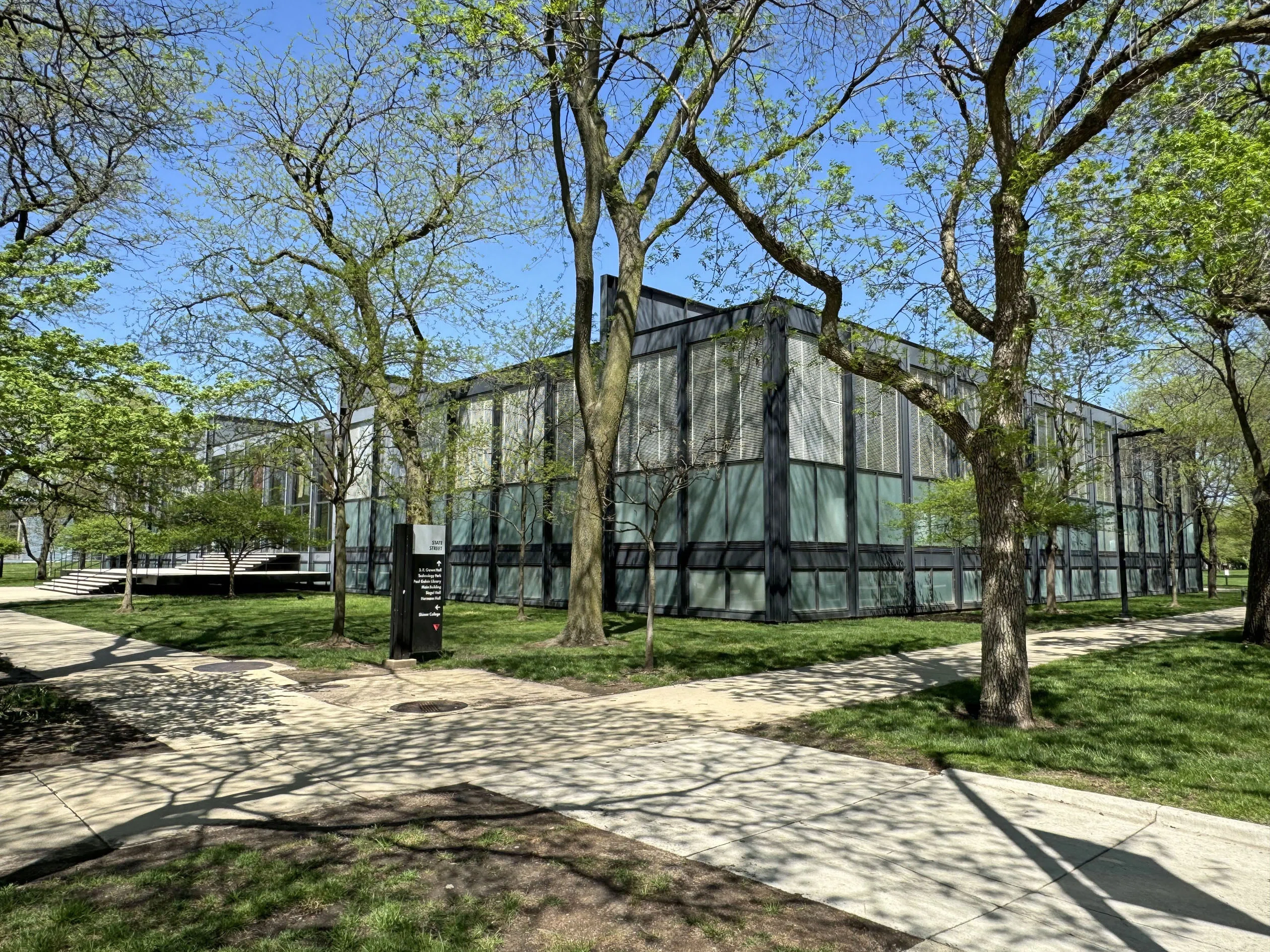 ミース ファン デル ローエ ポスター A2版 S. R. クラウン ホール 建築】イリノイ工科大学のクラウン・ホールは退屈な建物なのか