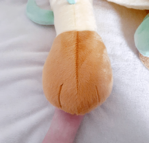 等身大リーフィアぬいぐるみ(寝そべり)を愛でる｜サエリ@リーフィアを