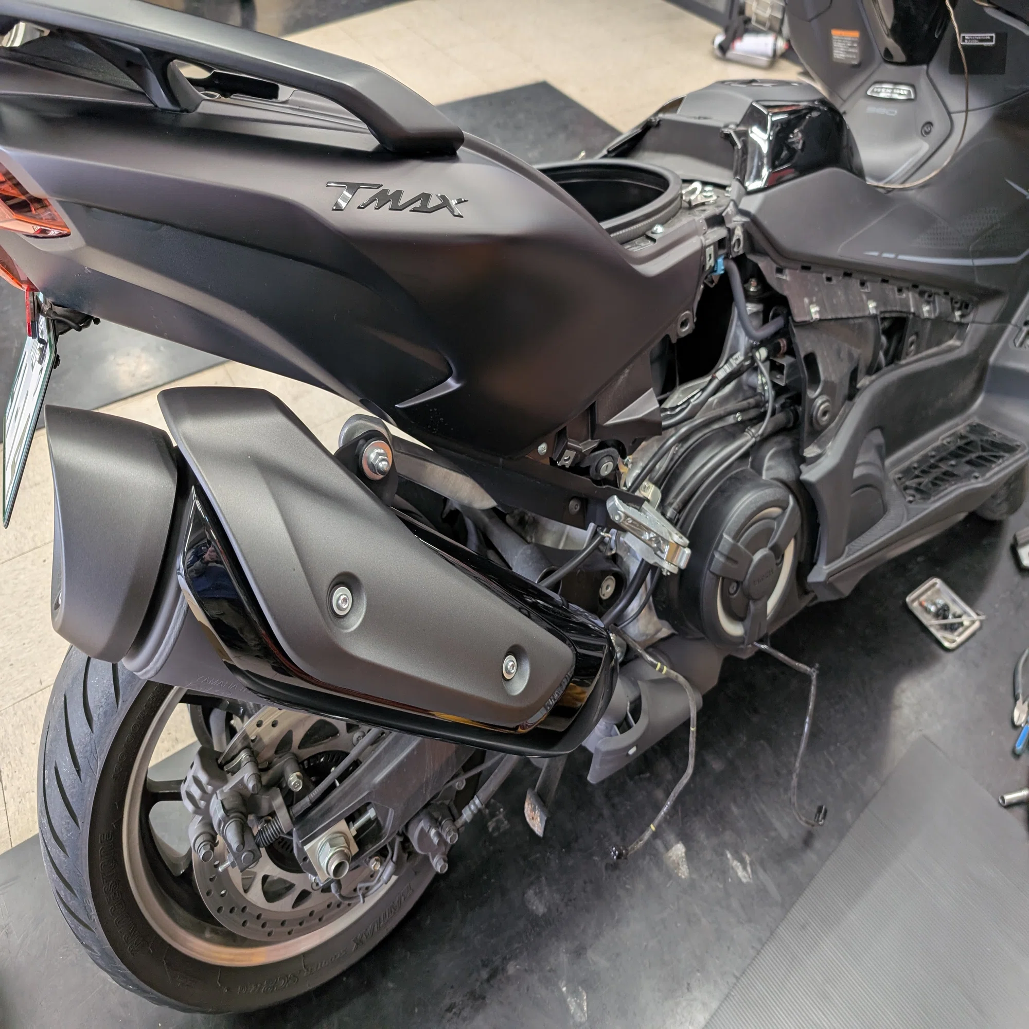 2025年式TMAX560のマフラー交換(OVER)｜Re:TMAXとボク
