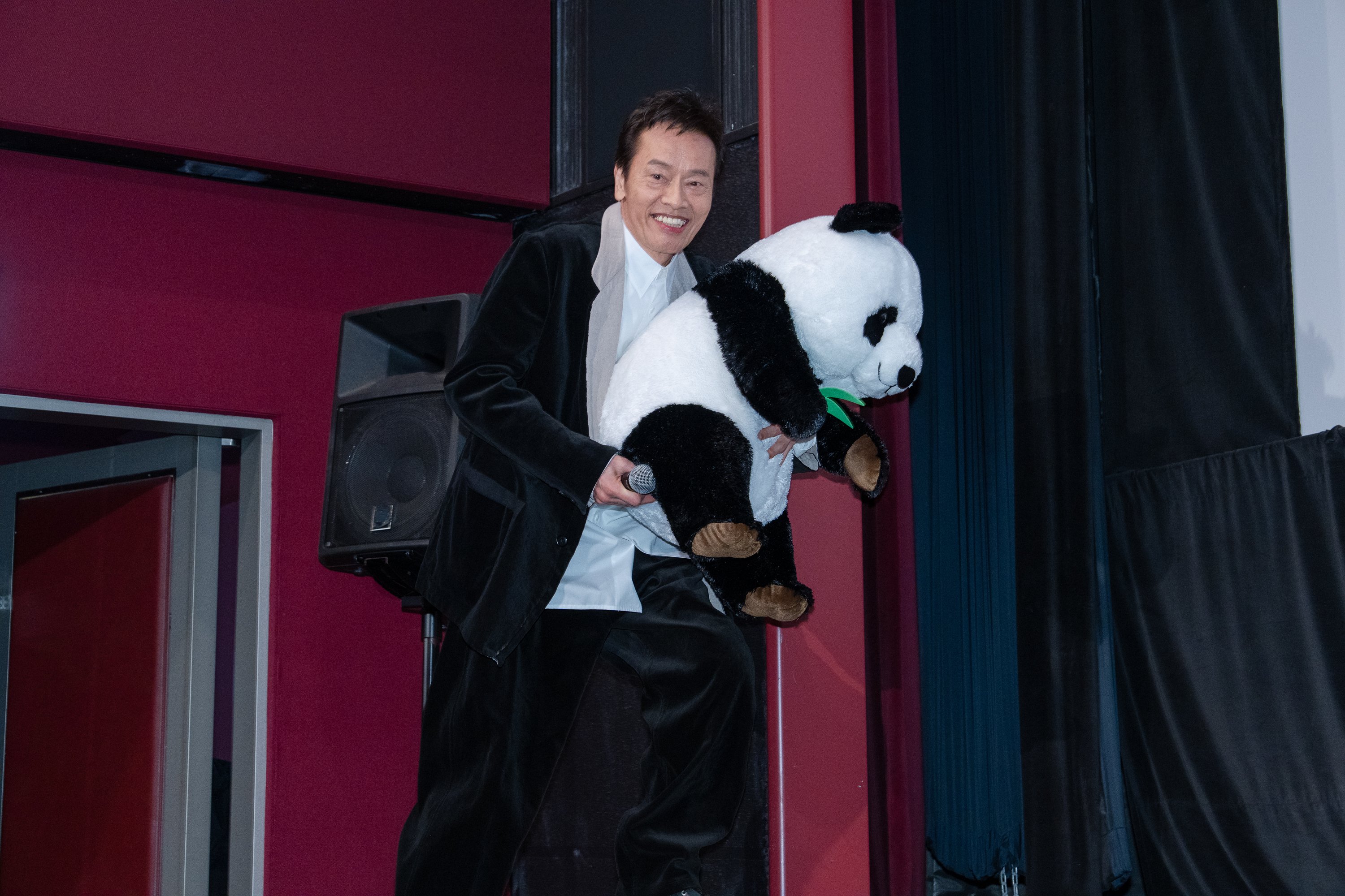 パンダのすごい世界』遠藤憲一さんがパンダの巨大ぬいぐるみと登壇
