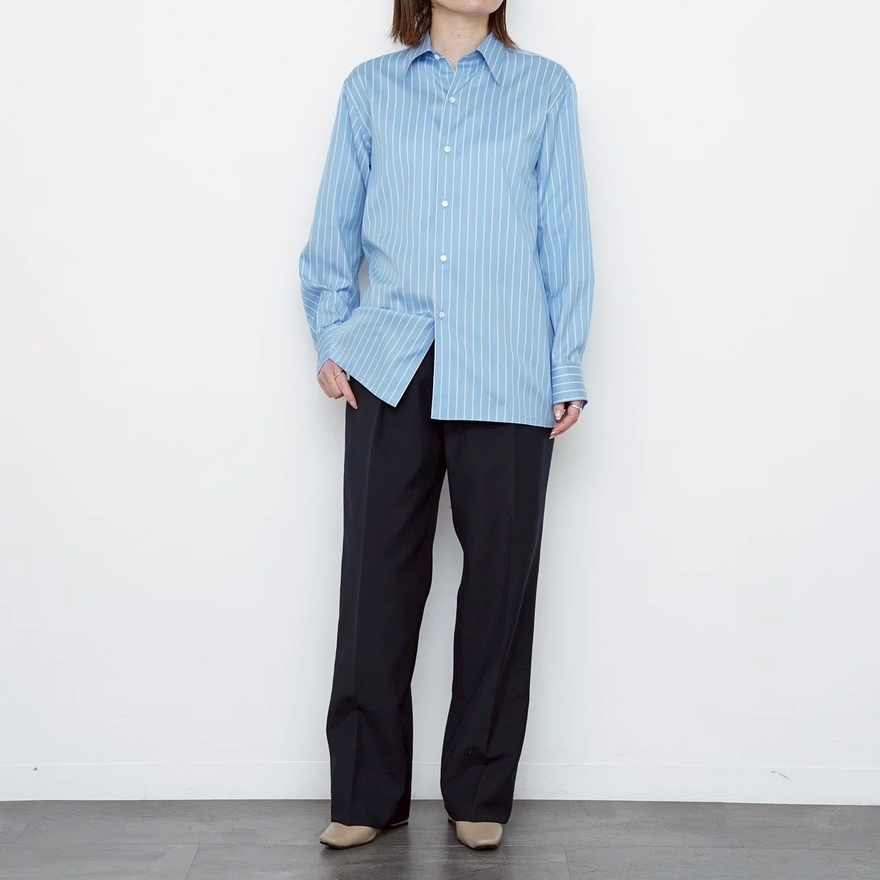 なつこ　AURALEEシルクシャツ AURALEEの春に手が伸びる、しなやかなコットンシルクシャツ」｜THIRTY