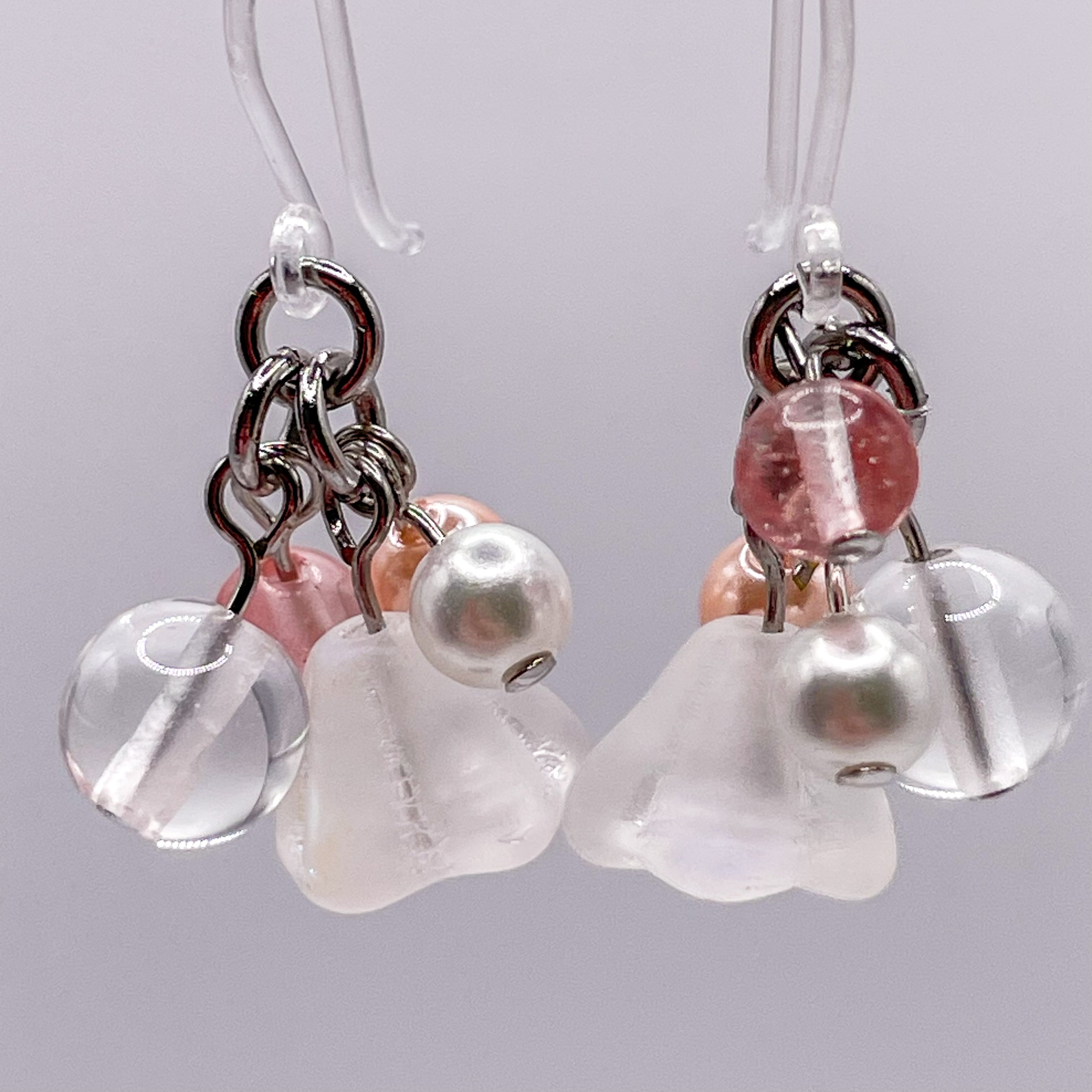 春を連れてくる、ローズクォーツ × ストロベリークォーツのピアス｜む