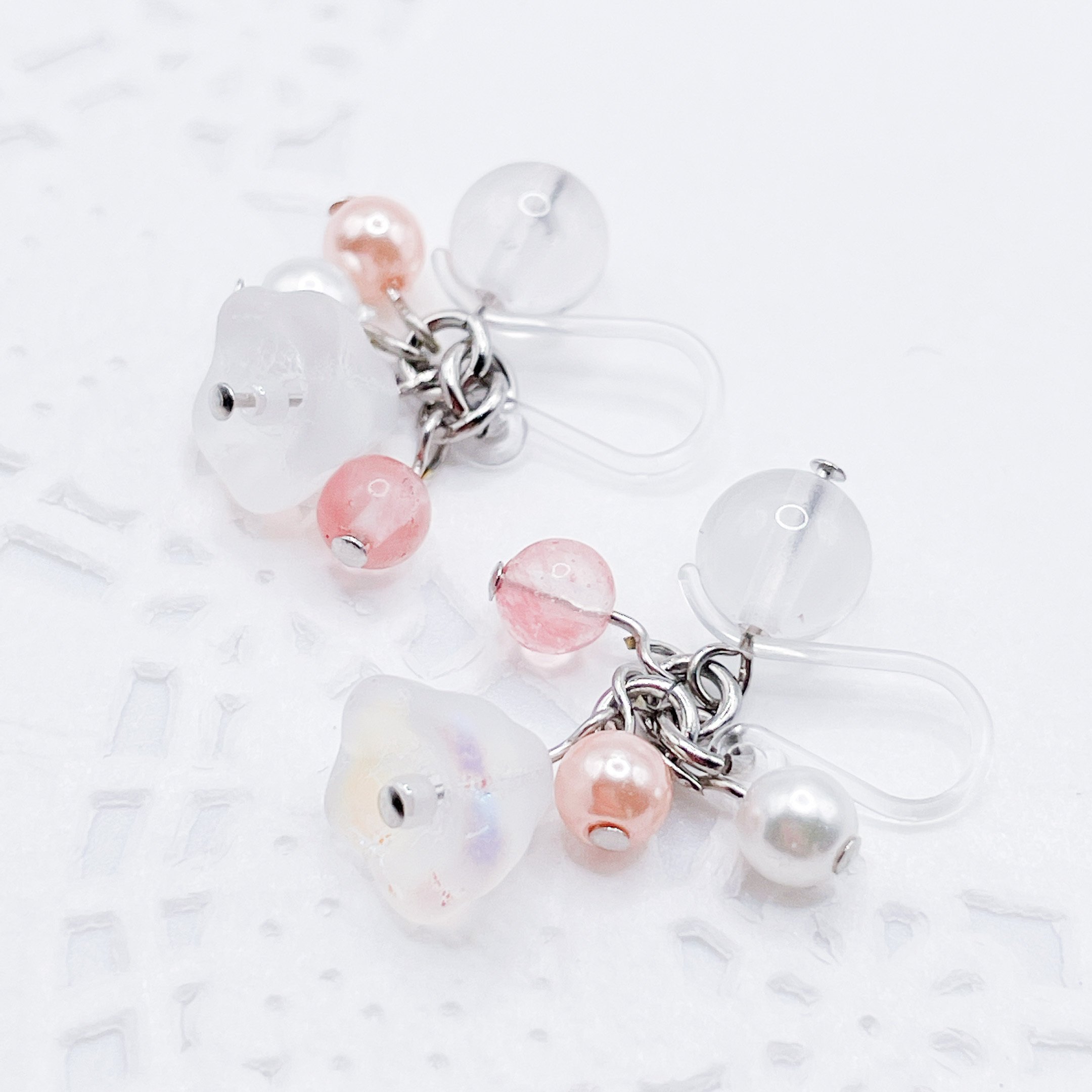 春を連れてくる、ローズクォーツ × ストロベリークォーツのピアス｜む