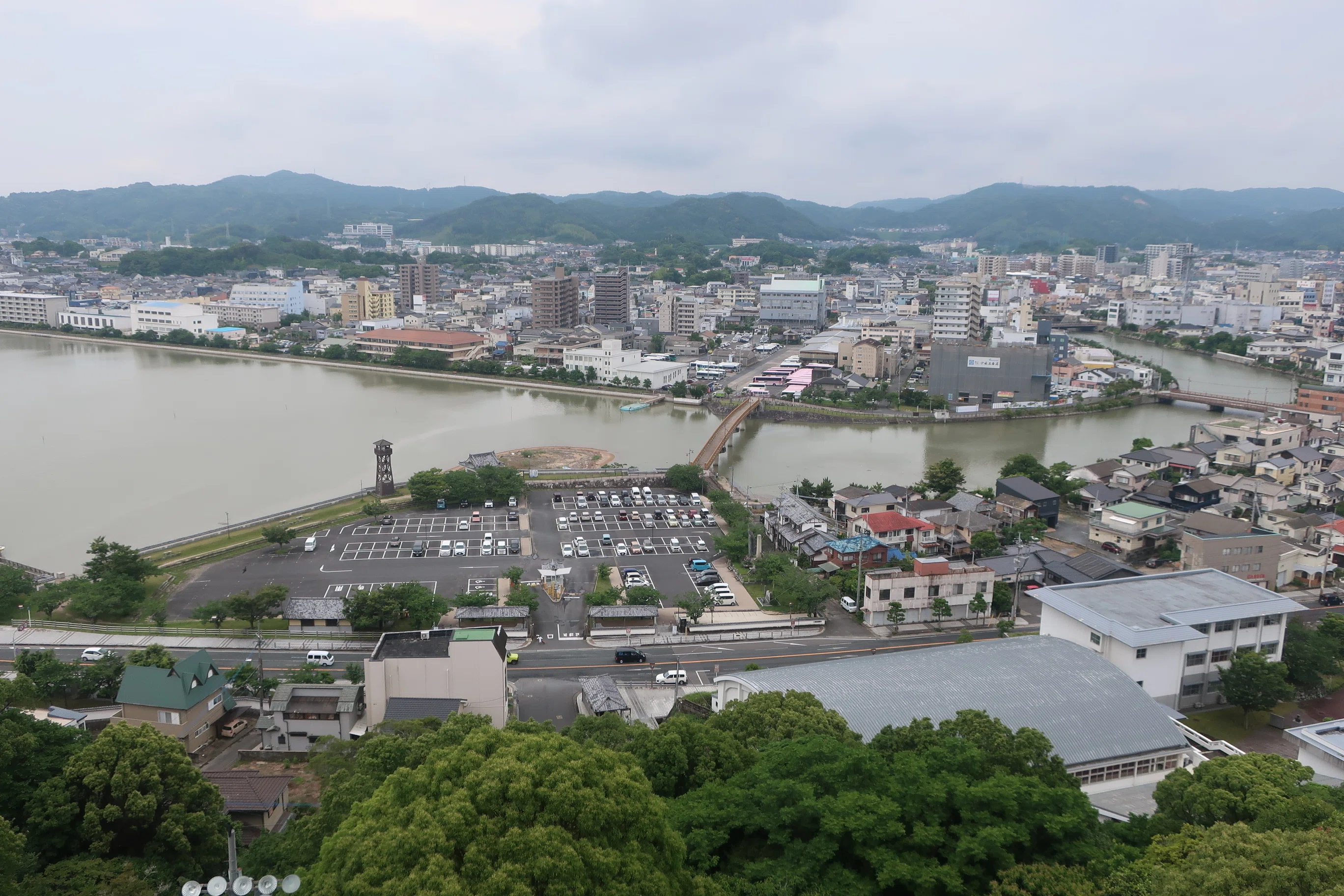 九州、佐賀県の唐津市街地。ノスタルジックな静けさの中で唐津の歴史と