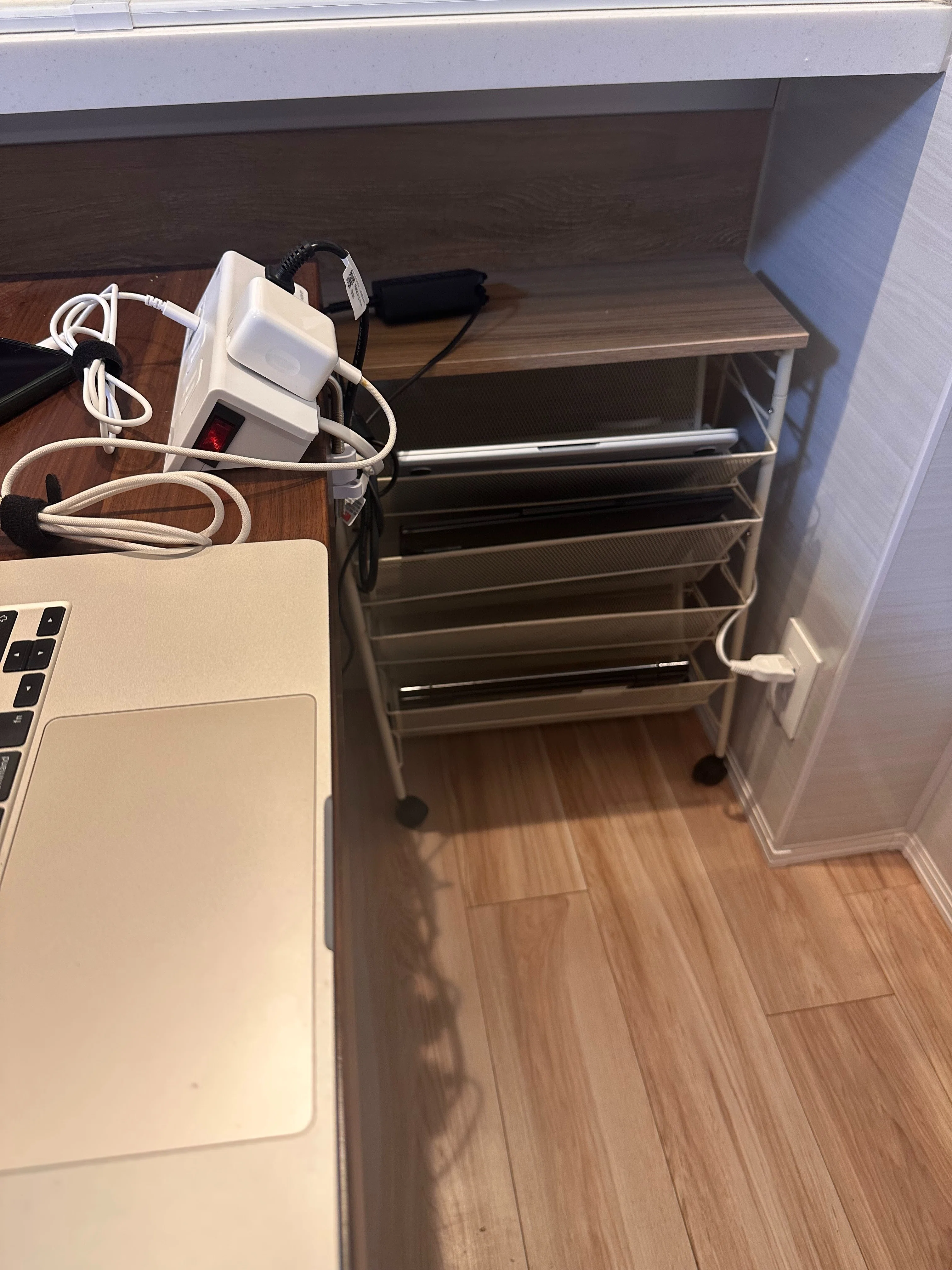 いつも部屋が綺麗な友人に聞いた、複数PC収納の答えが意外すぎた話｜旅 