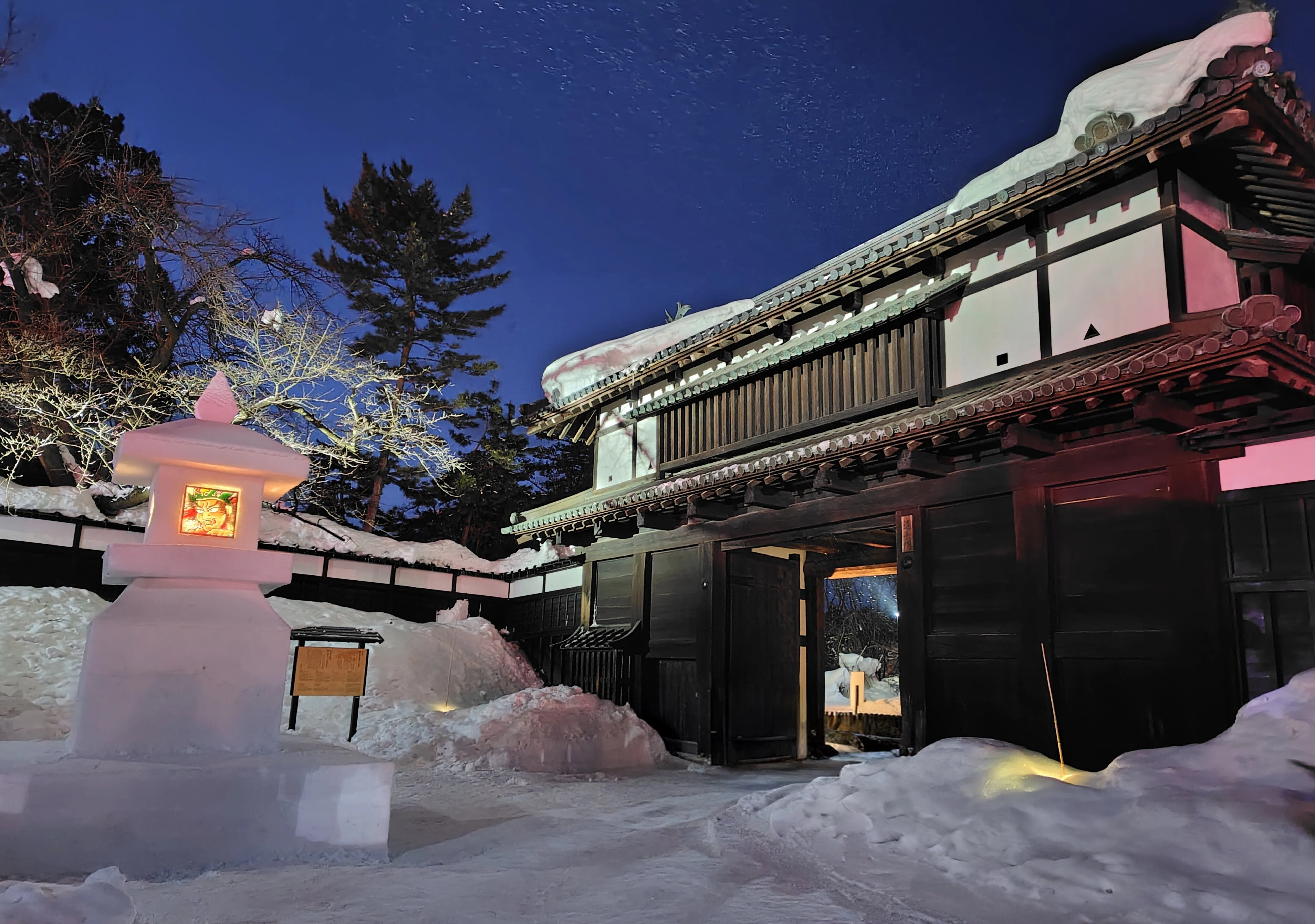 観光】真冬の津軽をねぷたが照らす、弘前城雪灯籠まつり｜雪田里美