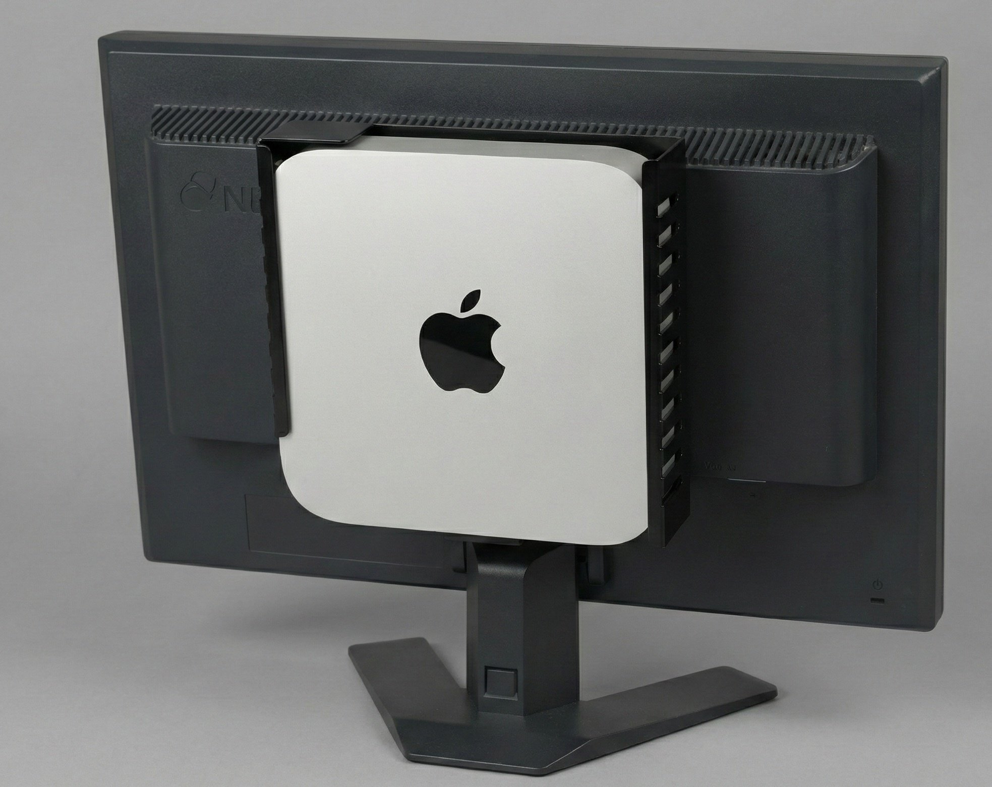 Mac miniの設置は「ディスプレイに背負わせる」が正解。｜S_KUMA