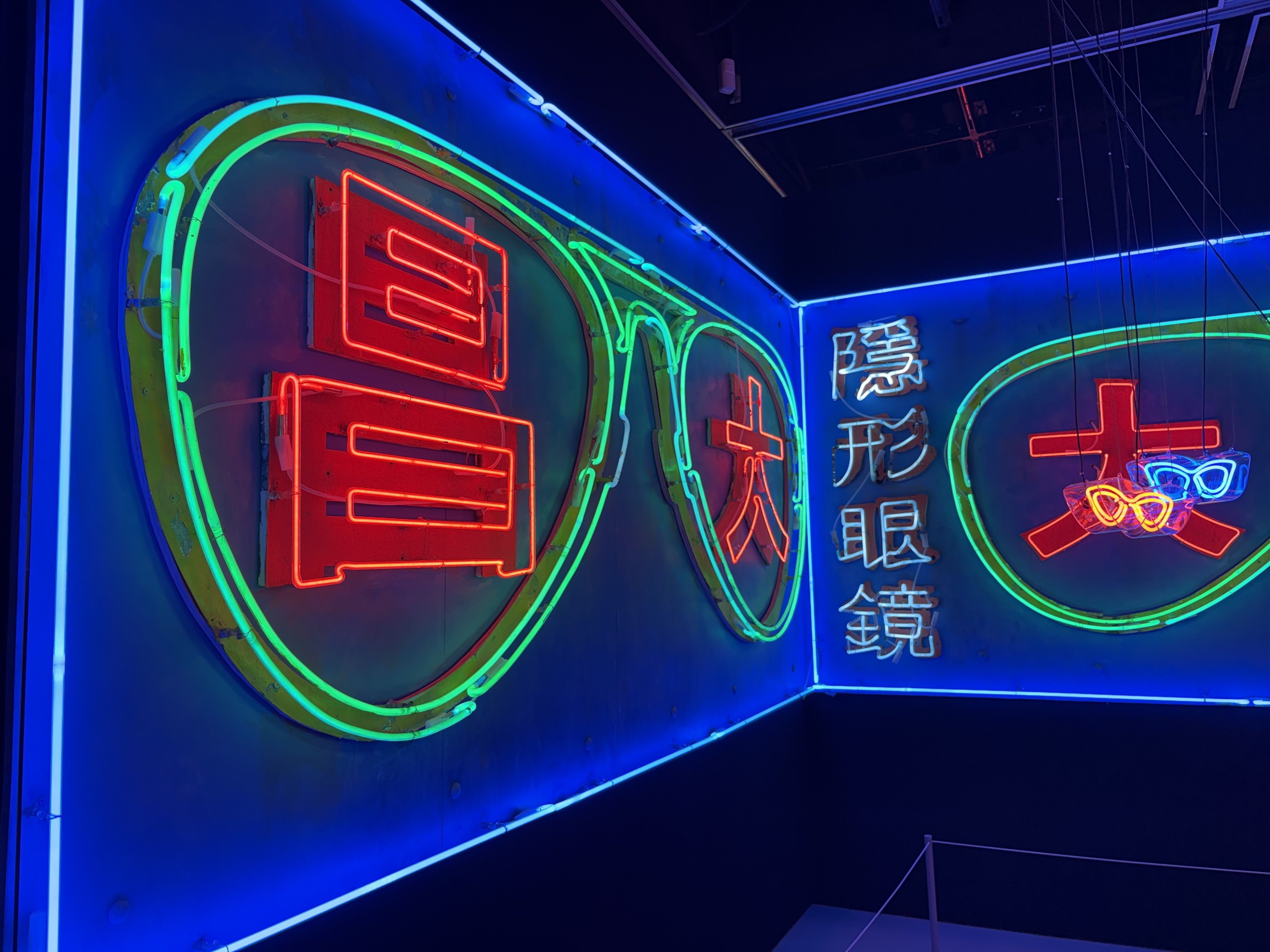 ギラギラ香港】有名ネオン看板を間近で見たらやっぱり大きかった話