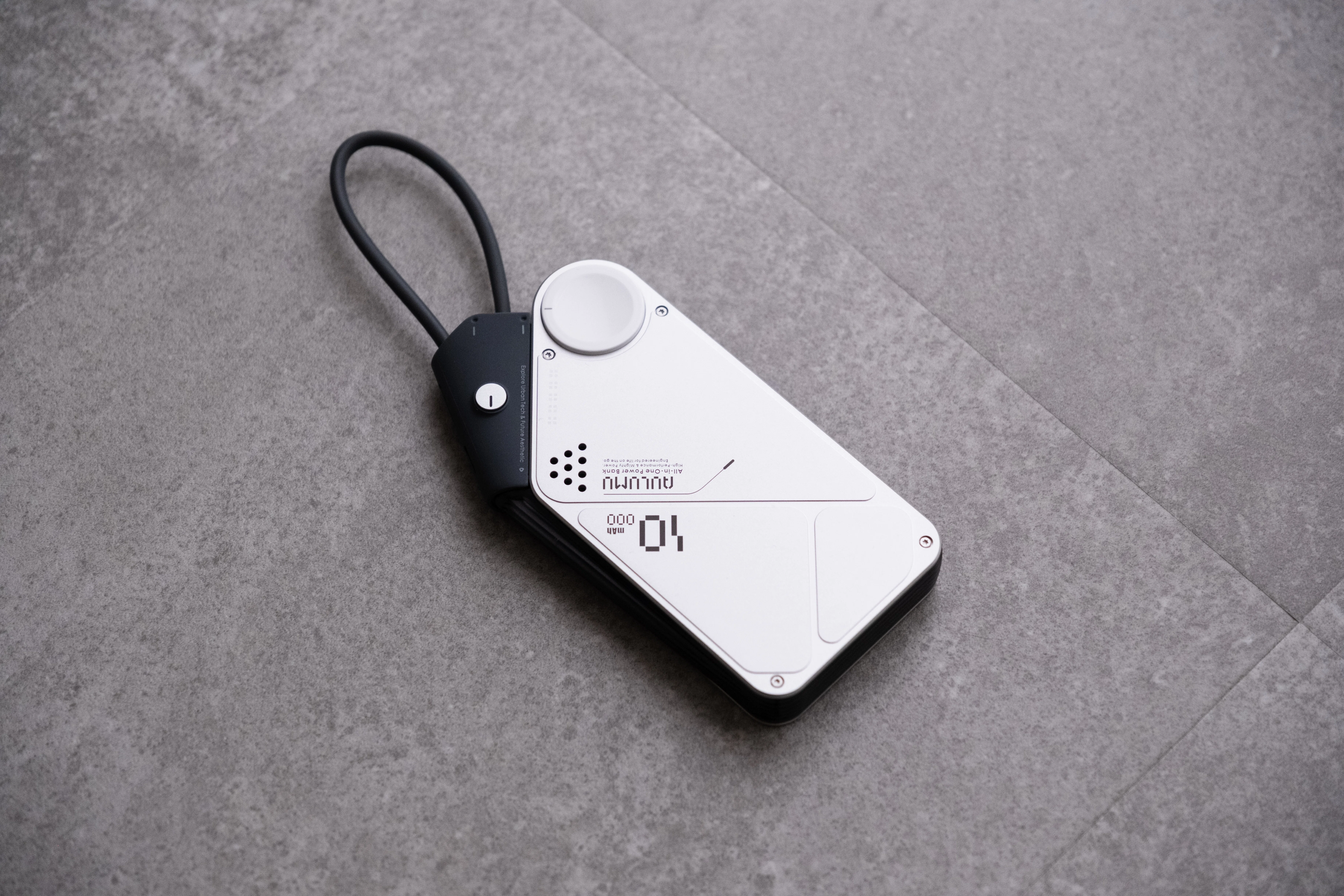 新品　Aulumu 多機能モバイルバッテリー / ワイヤレス充電対応 AULUMU レビュー | 見た目全振り？ サイバーパンクなテック