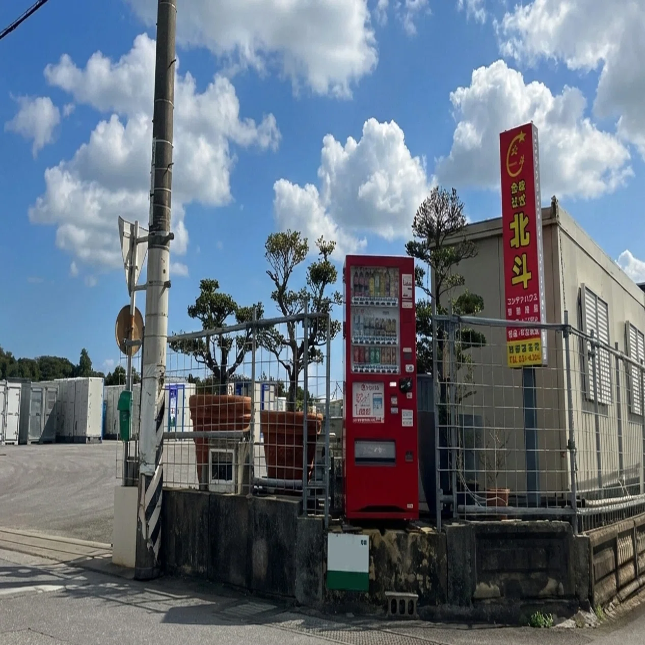 綺麗なトイレは、現場のチカラになる」沖縄の空の下、プロが磨き上げる 