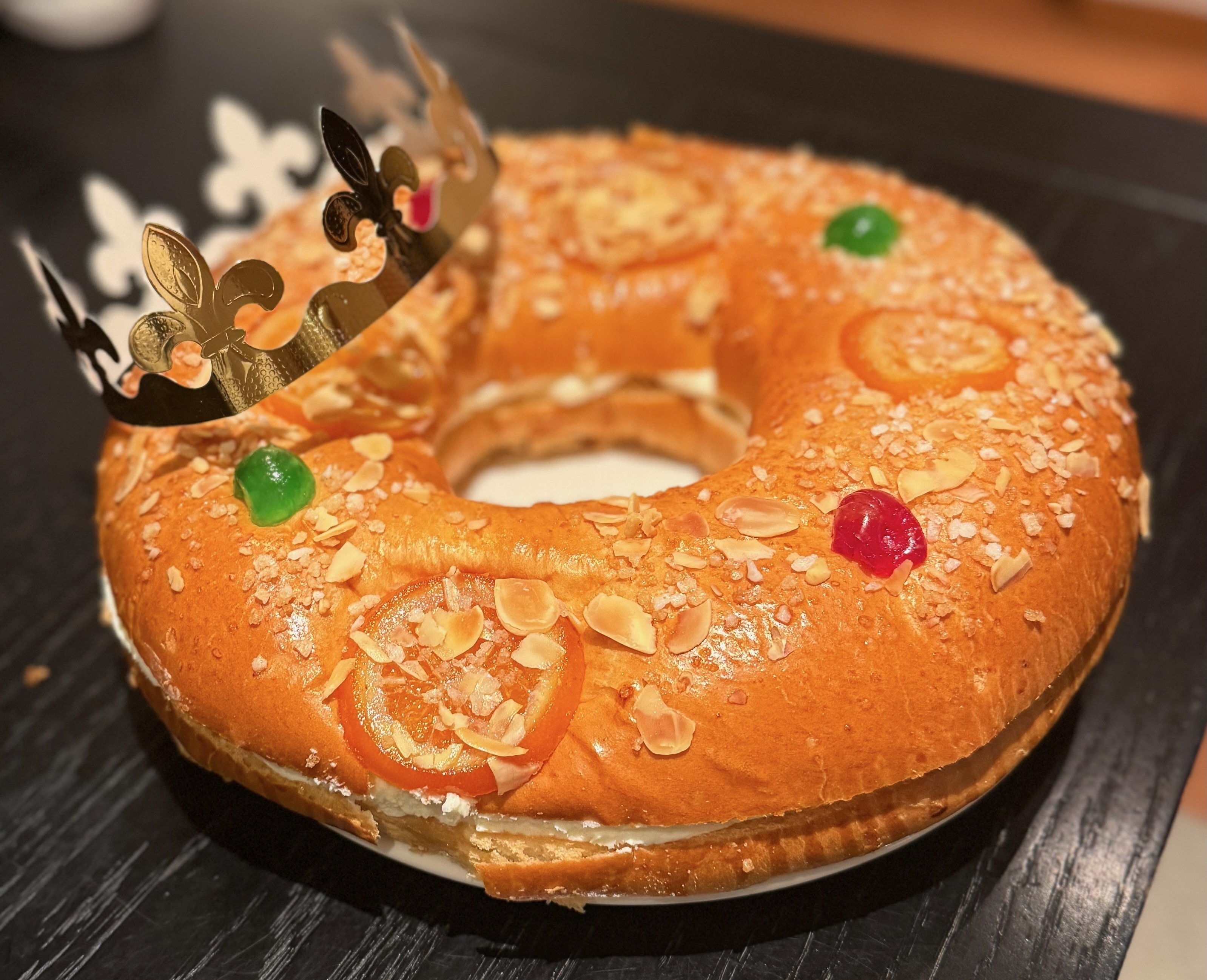 1月6日の公現祭に食べるパン菓子 ロスコン・デ・レジェス（Roscón de