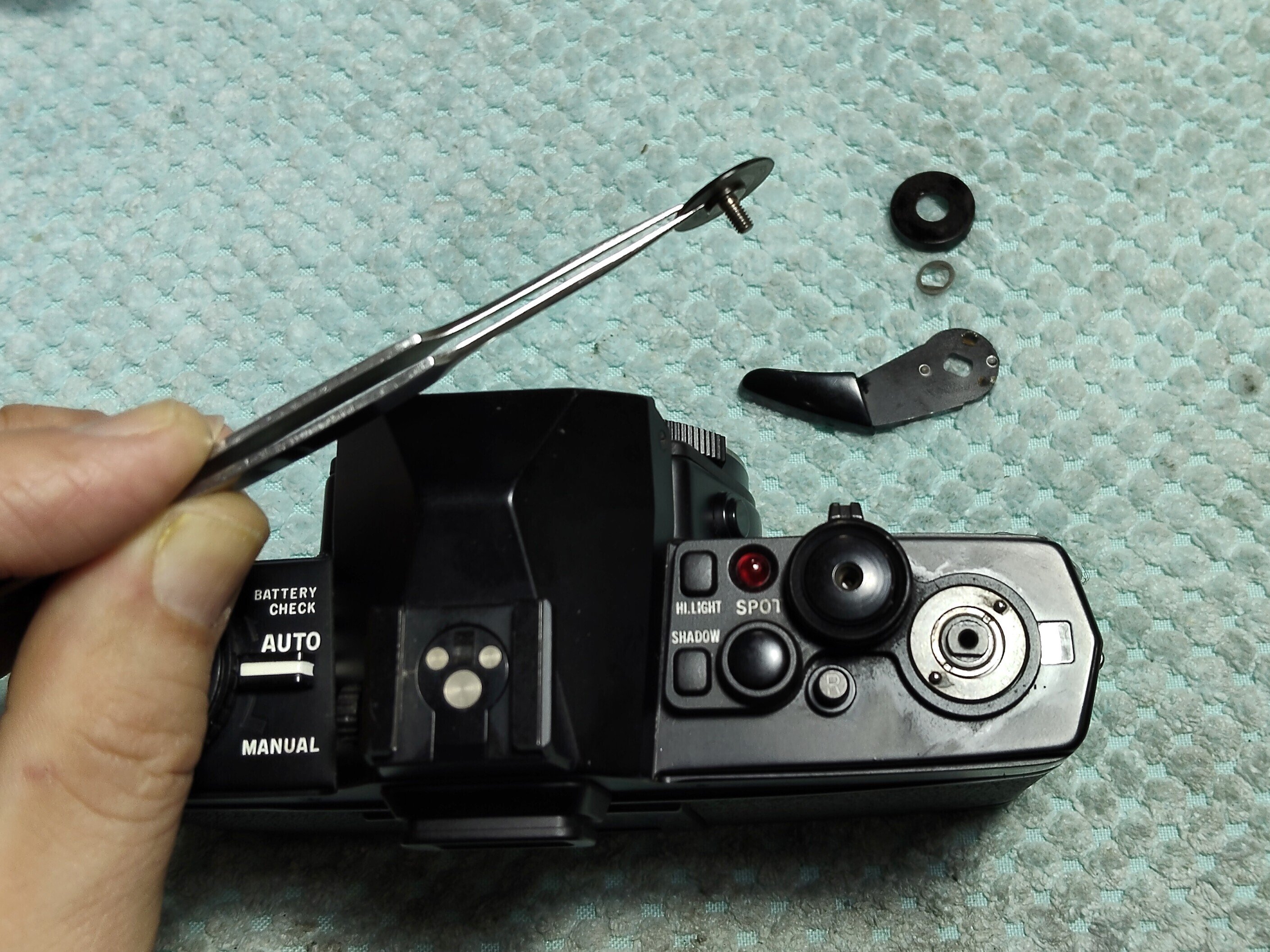 Olympus OM-4, OM-4Tiの分解｜フィルムカメラ修理のアクアカメラ