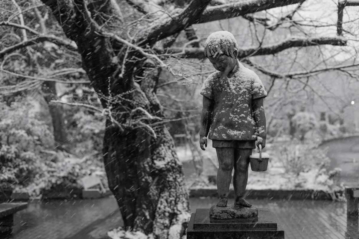 東川緑地公園にある少年像。雪の降る日の写真は敢えてモノクロに仕上げてみます。