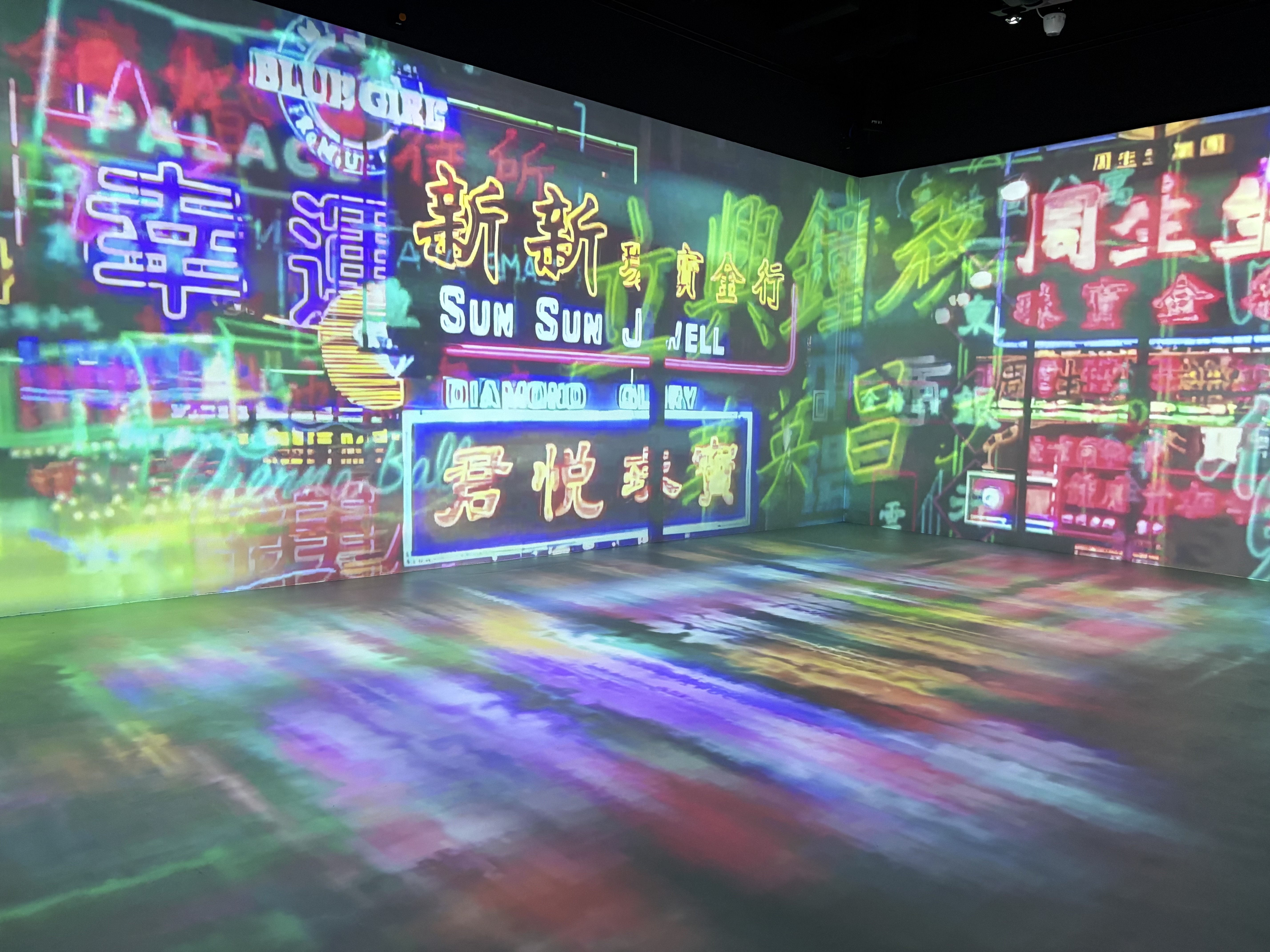 ギラギラ香港】有名ネオン看板を間近で見たらやっぱり大きかった話