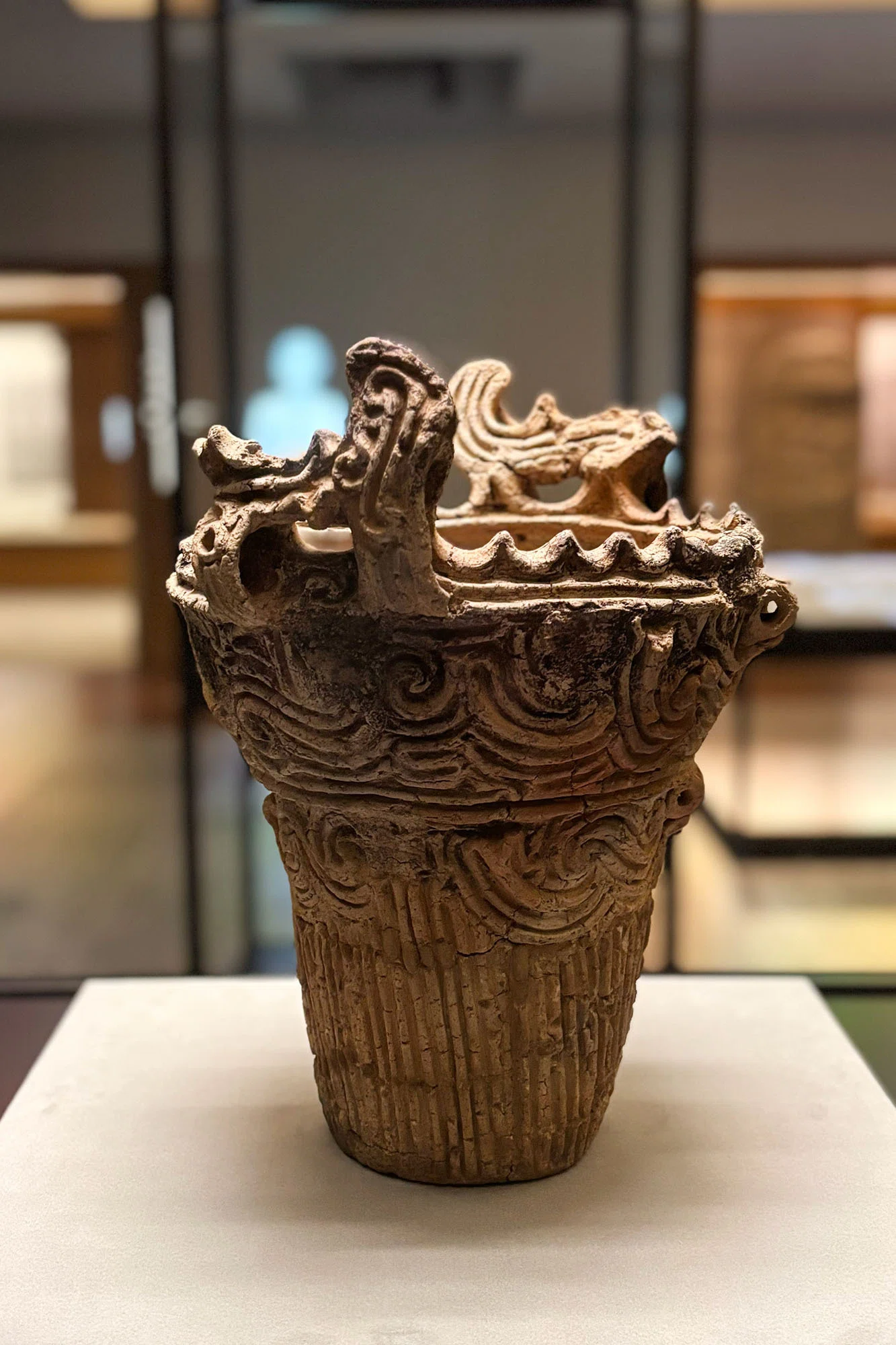縄文式土器の本物です。同じ様な形の土器が近くの歴史資料館にあります。 火焔型土器からハート形土偶まで各地との交流が見えてくるー郡山市歴史
