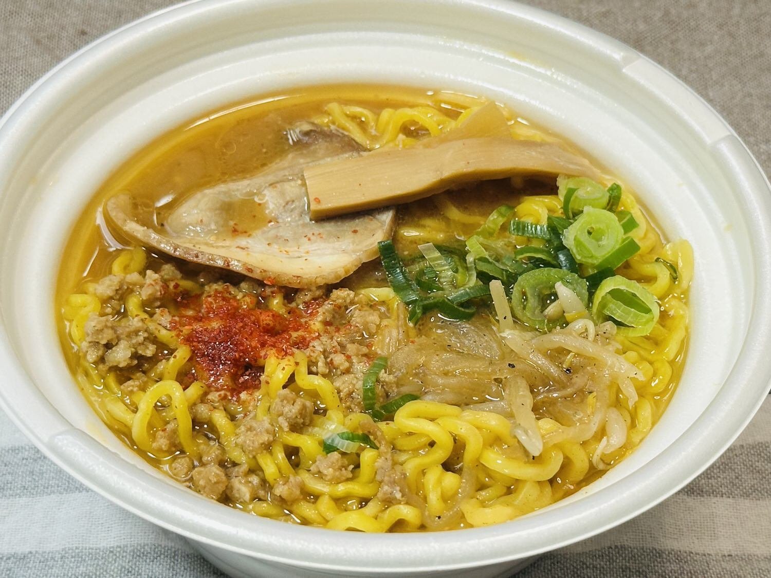 セブン「札幌すみれ監修濃厚みそラーメン」｜コグレマサト