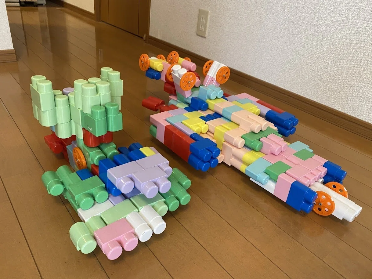 最強の知育玩具Bブロックで、ビー玉転がしにドミノ倒しに｜にゃんテック