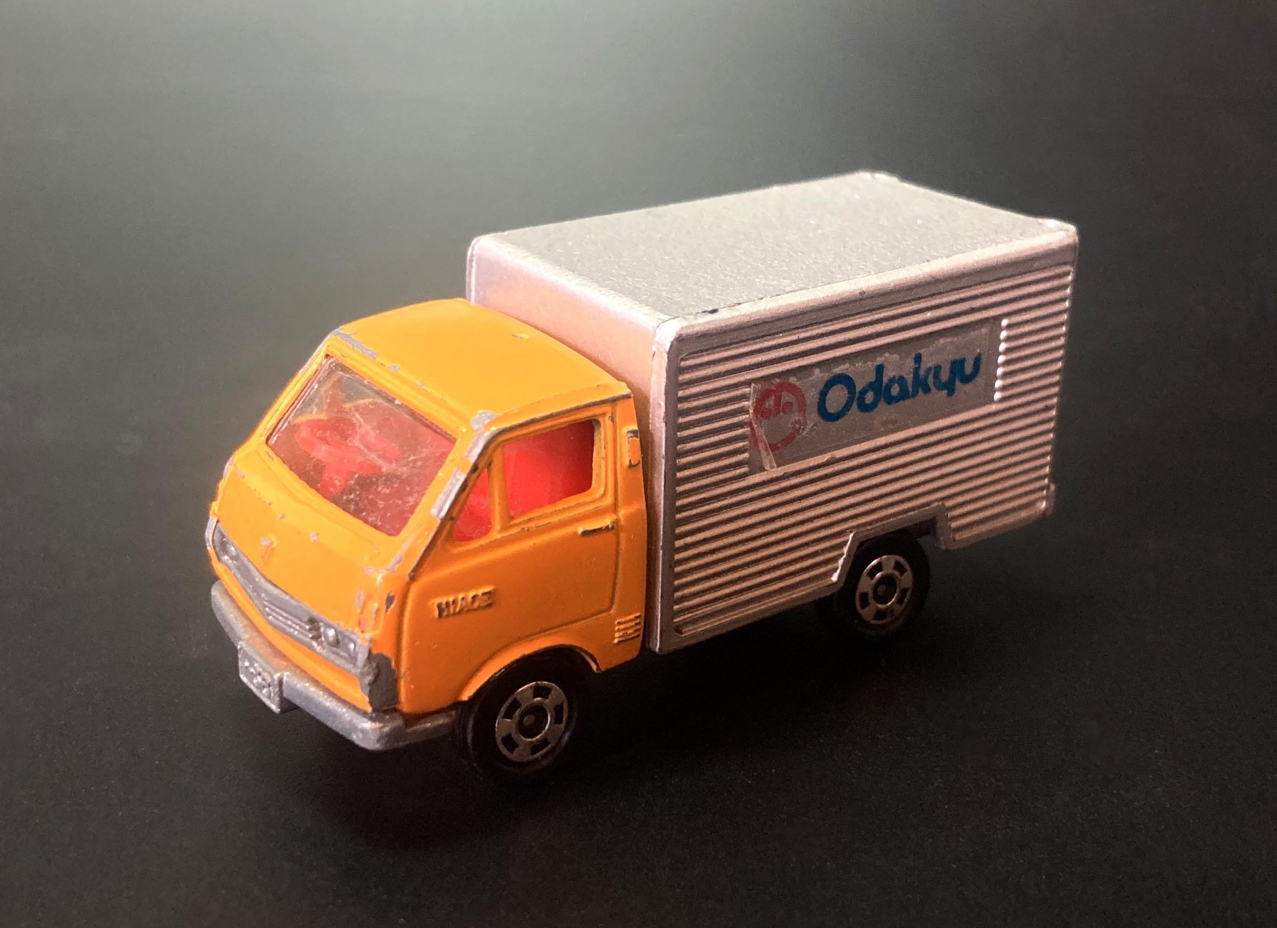 トミカNo.38】1972年黒箱ハイエース冷凍車｜冷凍車なのに大漁旗？縁起