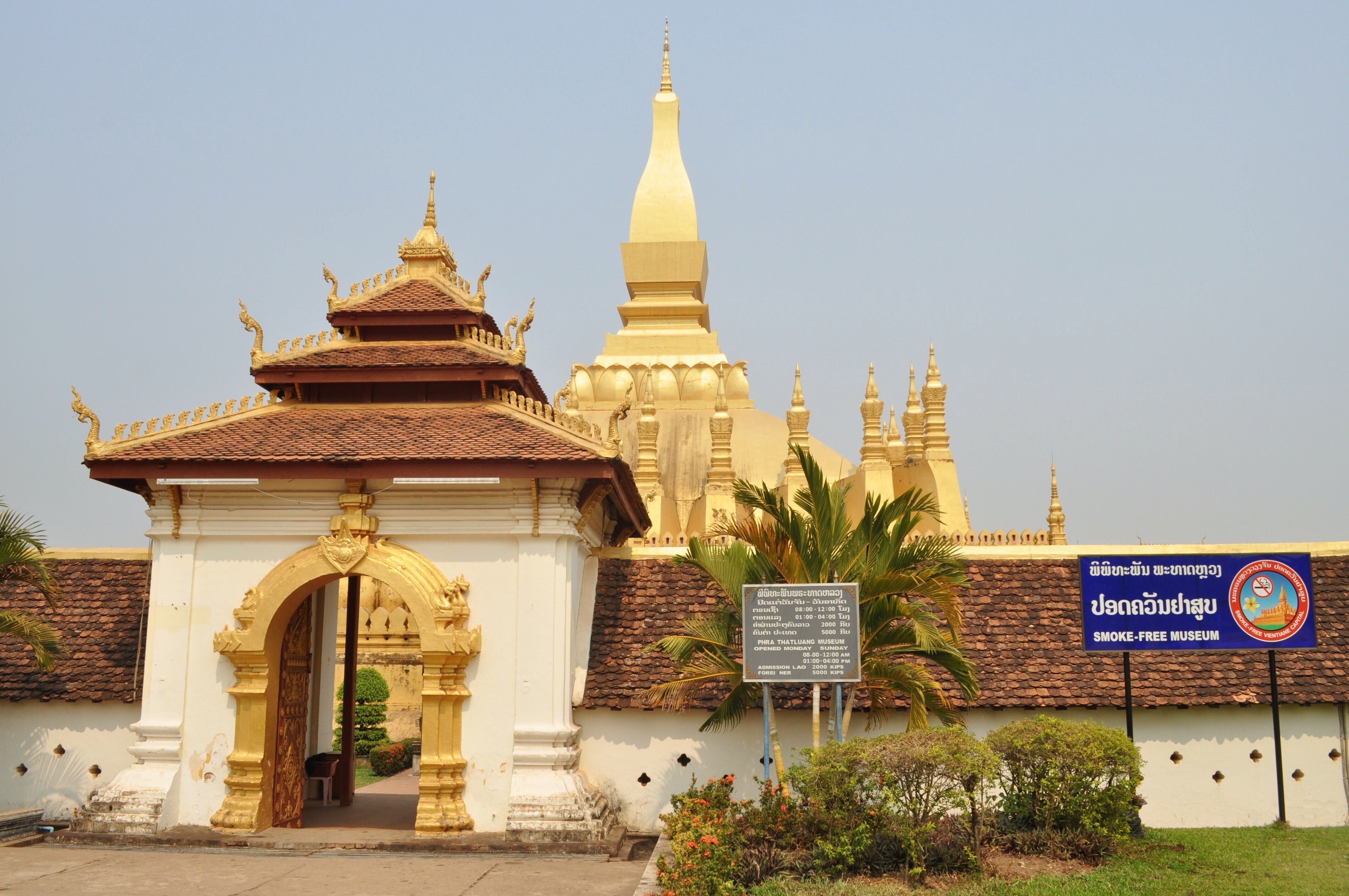 ラオス】首都に燦然と耀く金色の仏塔「タート・ルアン