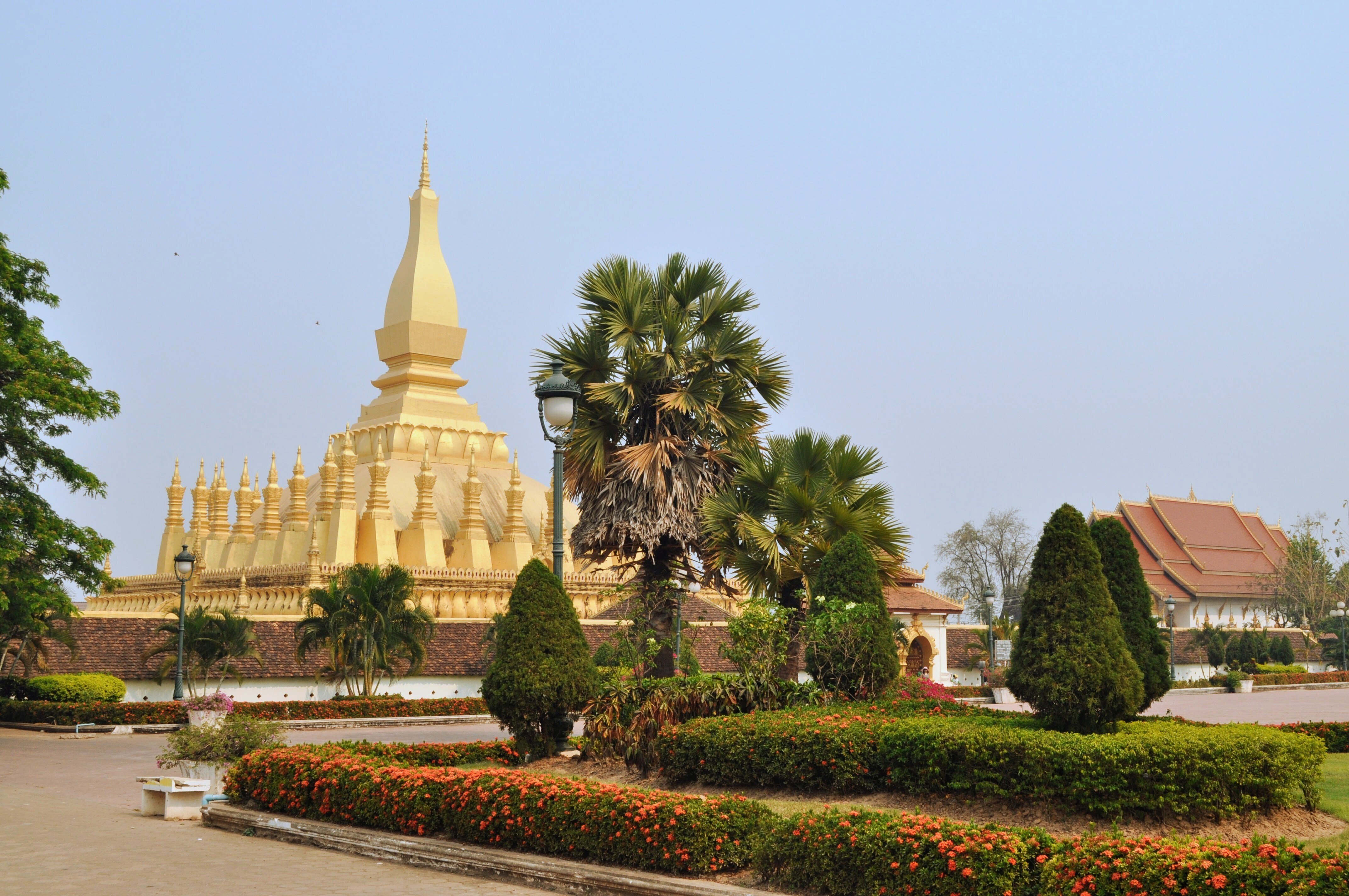 ラオス】首都に燦然と耀く金色の仏塔「タート・ルアン