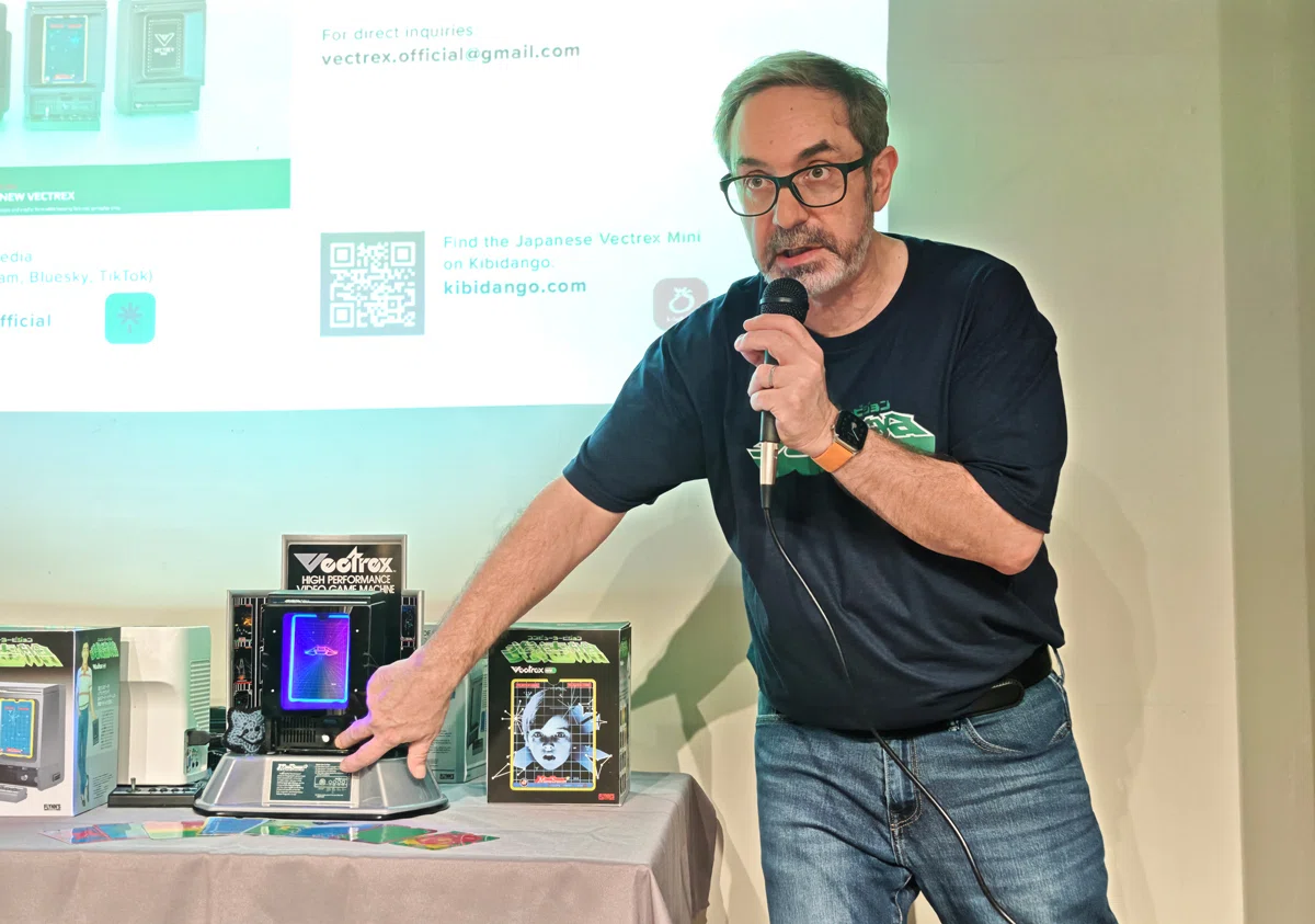伝説のベクトルスキャン・ゲーム機「光速船（Vectrex）」が、40年の時