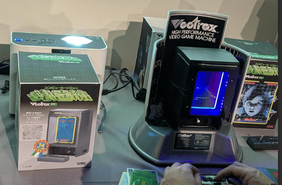 伝説のベクトルスキャン・ゲーム機「光速船（Vectrex）」が、40年の時