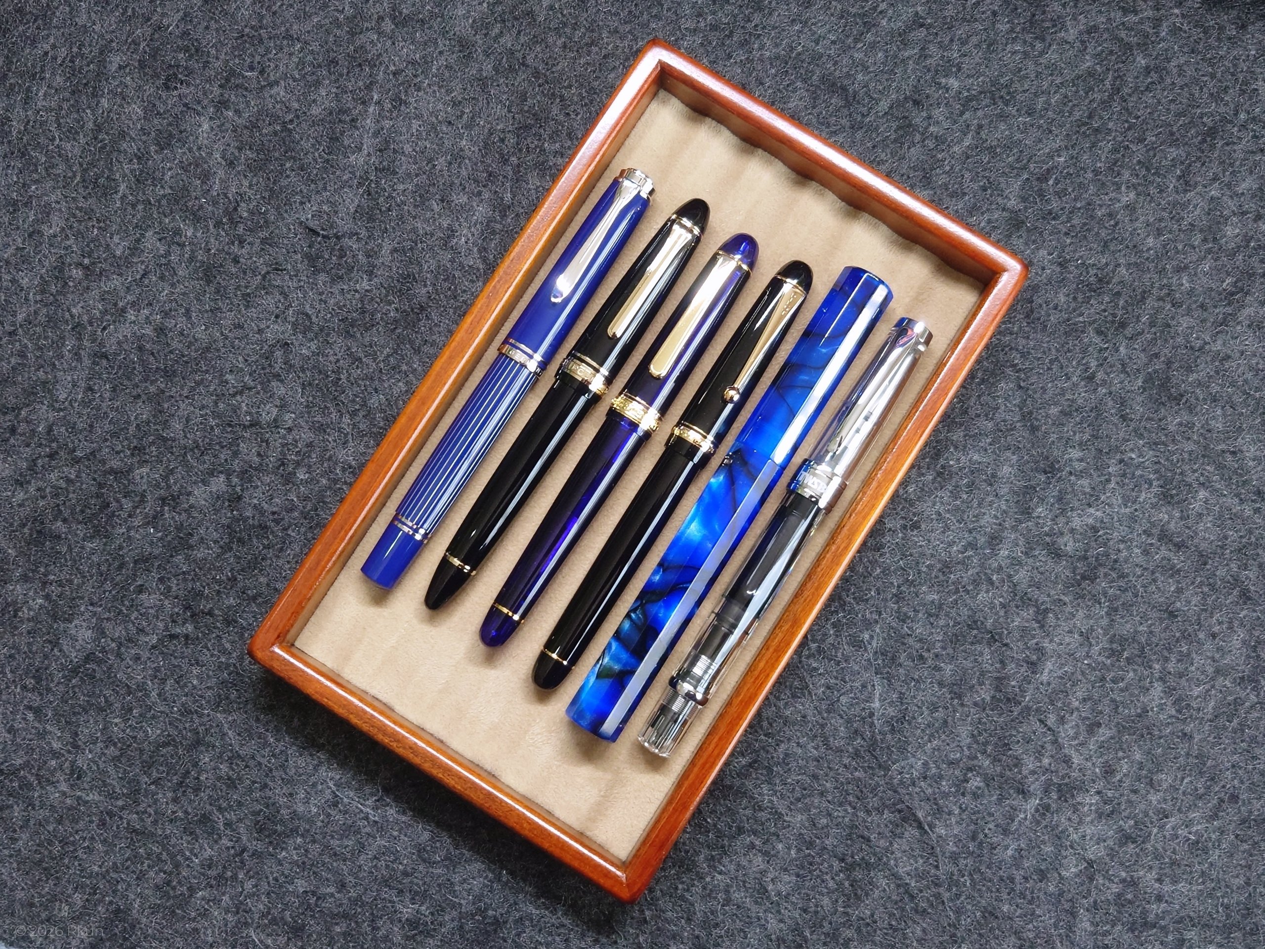 万年筆が映える】豊岡クラフトのペントレイS｜Rkun