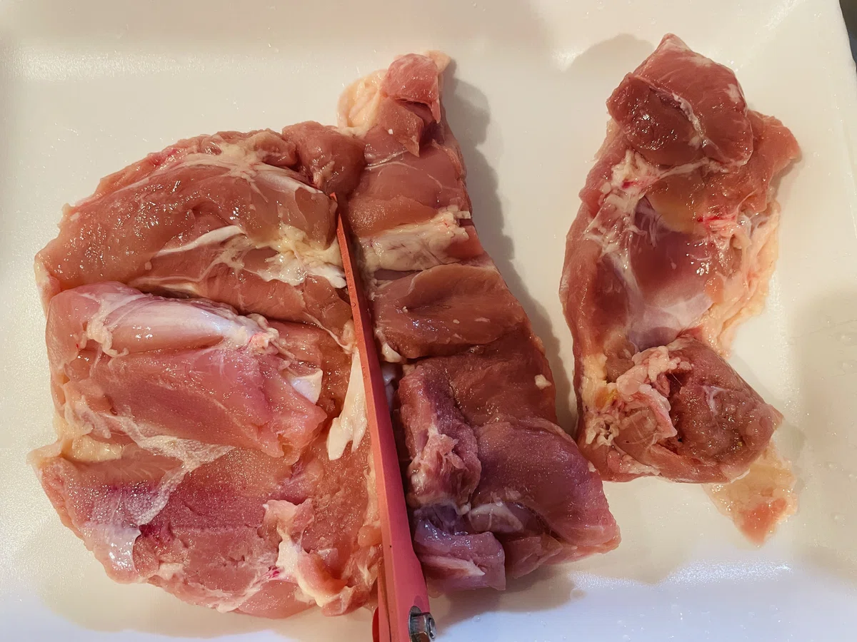 キッチンバサミでもも肉を切る