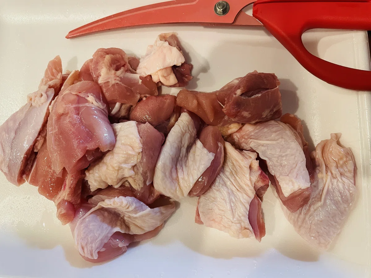 貝印のキッチンバサミで肉を切る